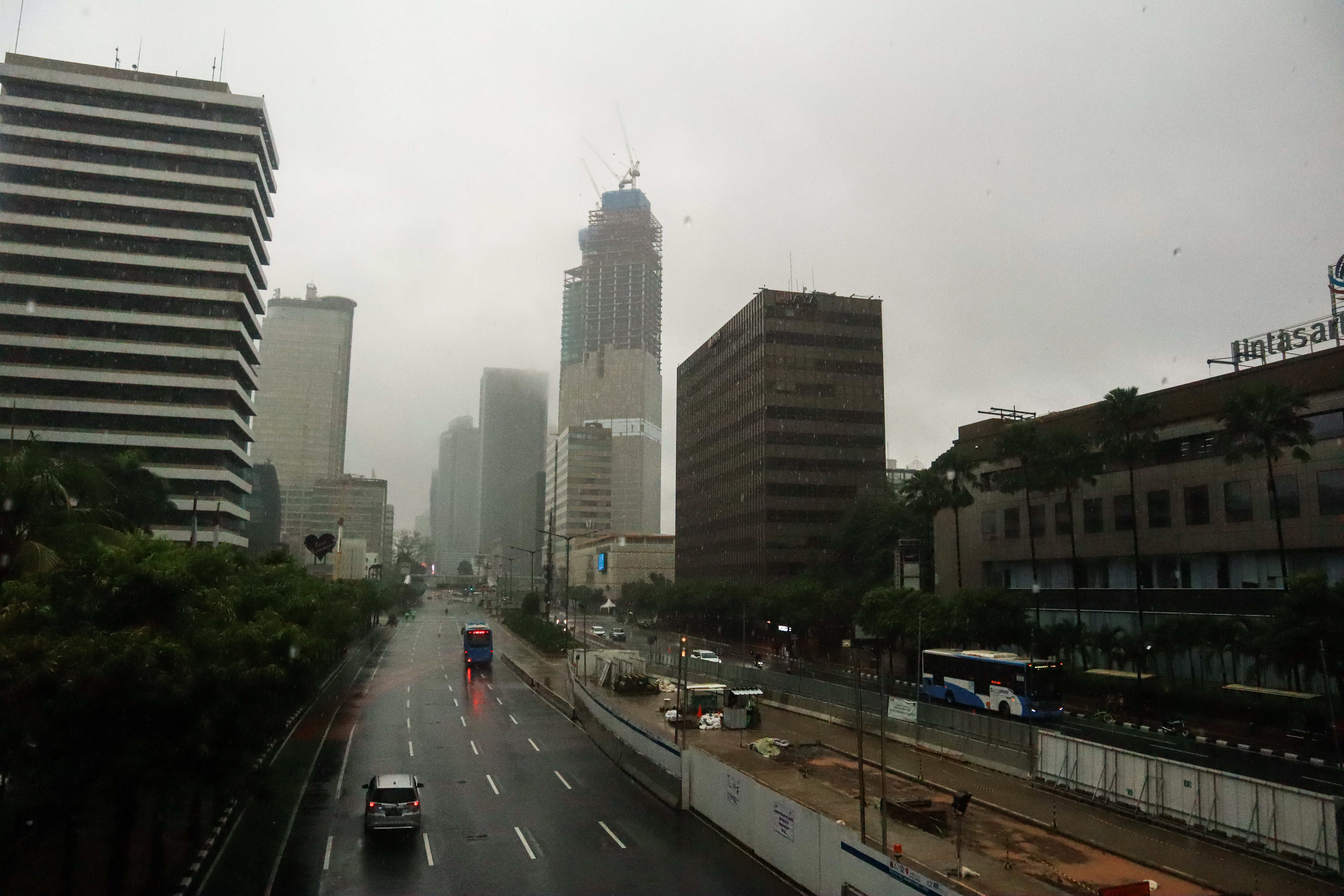 Awan gelap menutupi gedung-gedung di kawasan Sudirman, Jakarta, 
