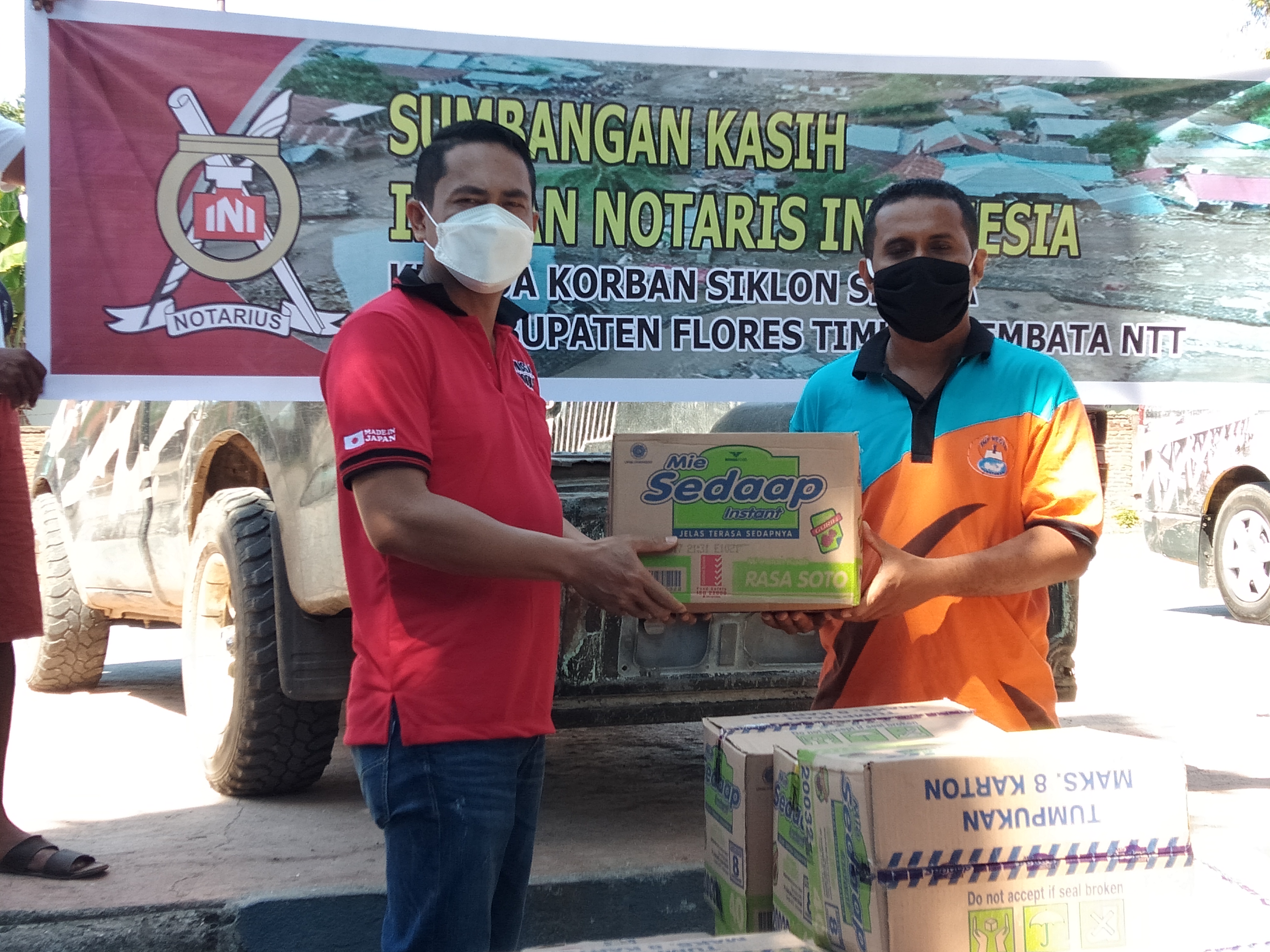 Notaris Heriyanto Wijaya Menyerahkan bantuan dari Ikatan Notaris Indonesia untuk korban bencana di Lembata