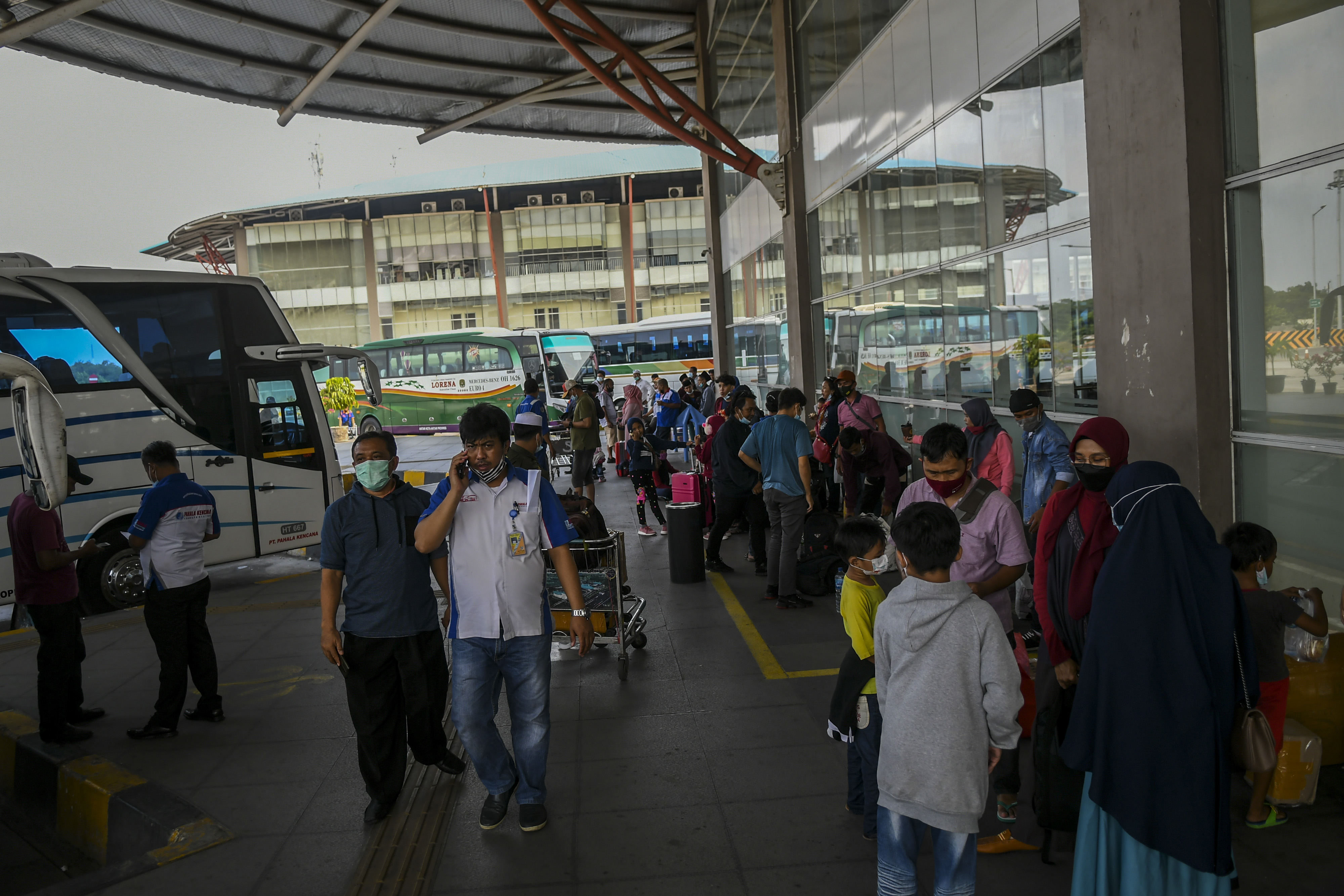 Calon penumpang menunggu jadwal keberangkatan bus di Terminal Terpadu Pulo Gebang, Jakarta