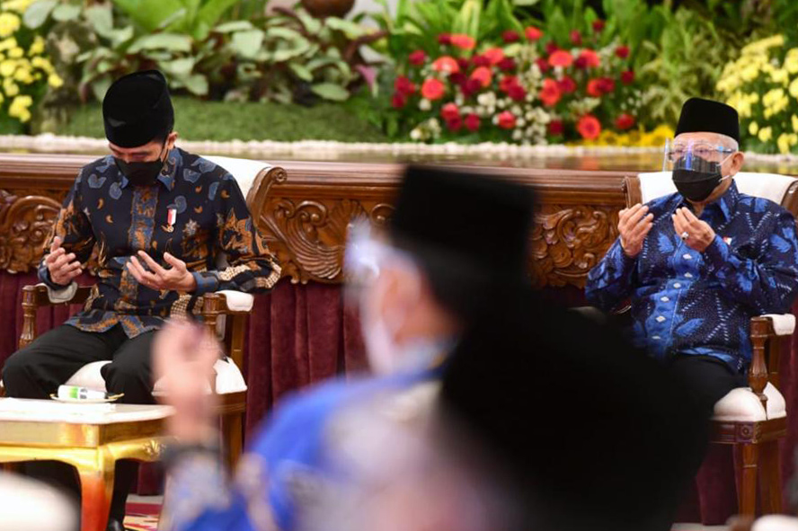 Presiden Jokowi dan Wapres Ma’ruf Amin saat membayarkan zakat di Istana Negara.