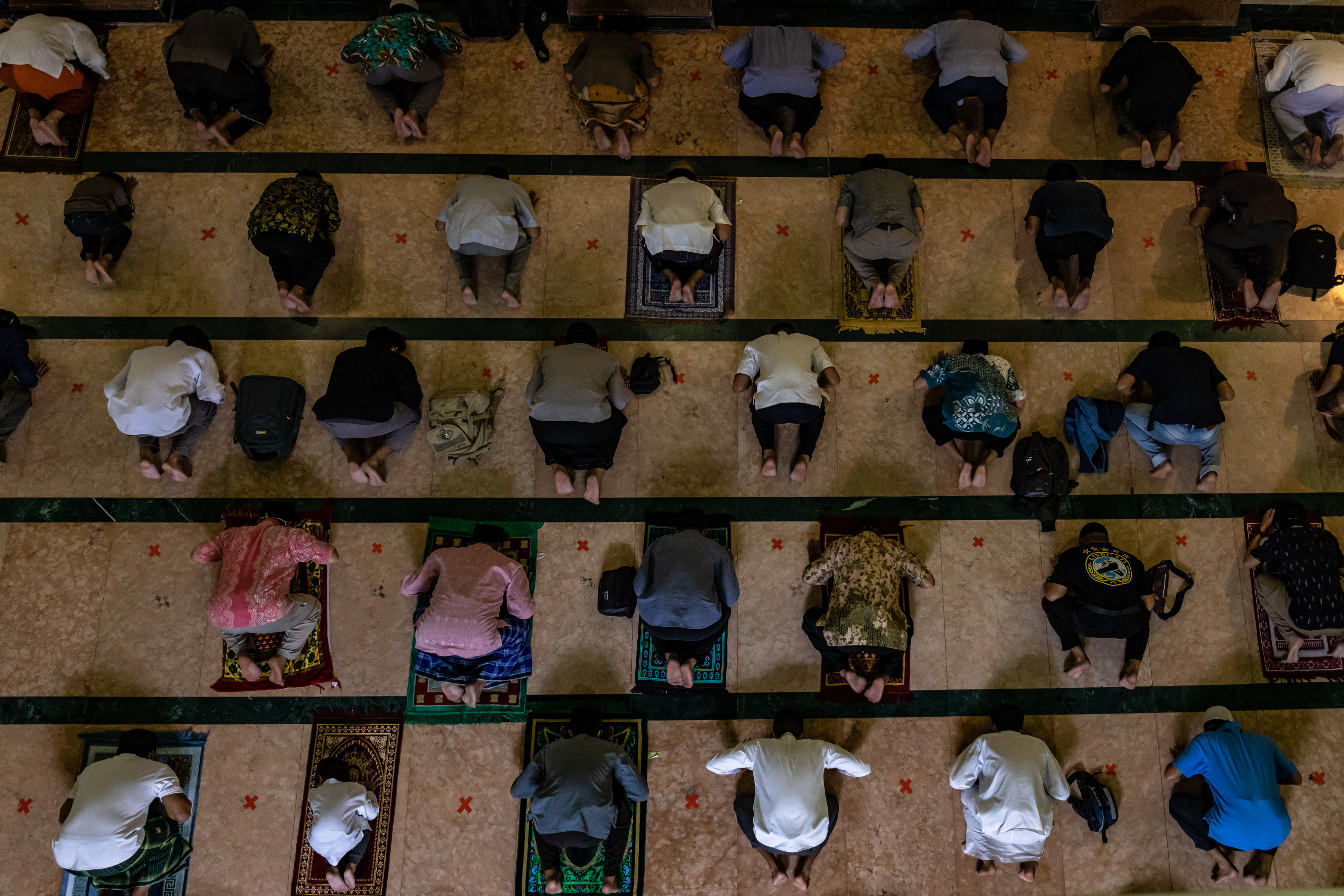 Umat muslim melaksanakan shalat tarawih di Masjid Agung Jawa Tengah (MAJT), Semarang, Jawa Tengah, Senin (14/4)