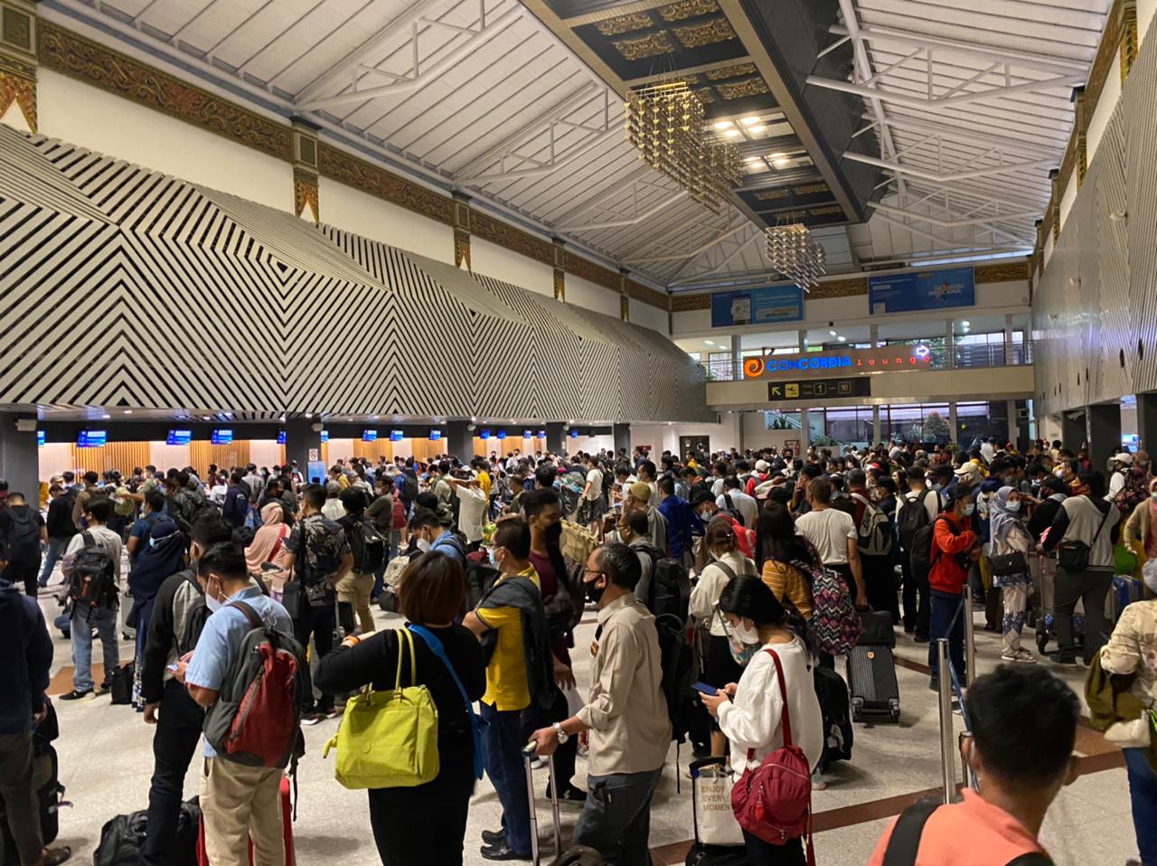Kerumunan orang yang mengantre check in di terminal 1 Bandara Internasional Juanda, Selasa (6/4)