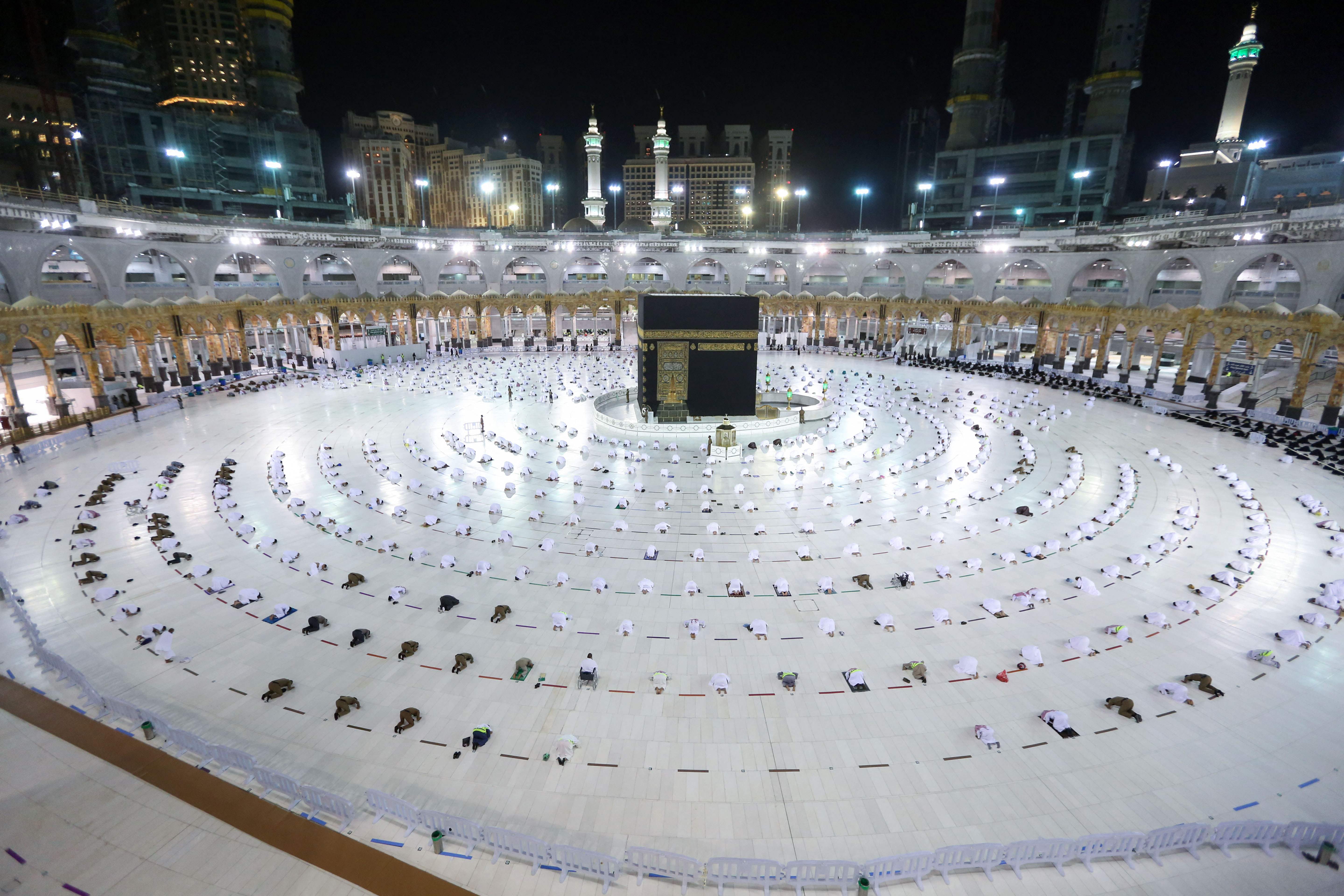 Suasana ibadah umrah pada Ramadan 2021 di sekitar Kabah, Mekah, Arab Saudi. 