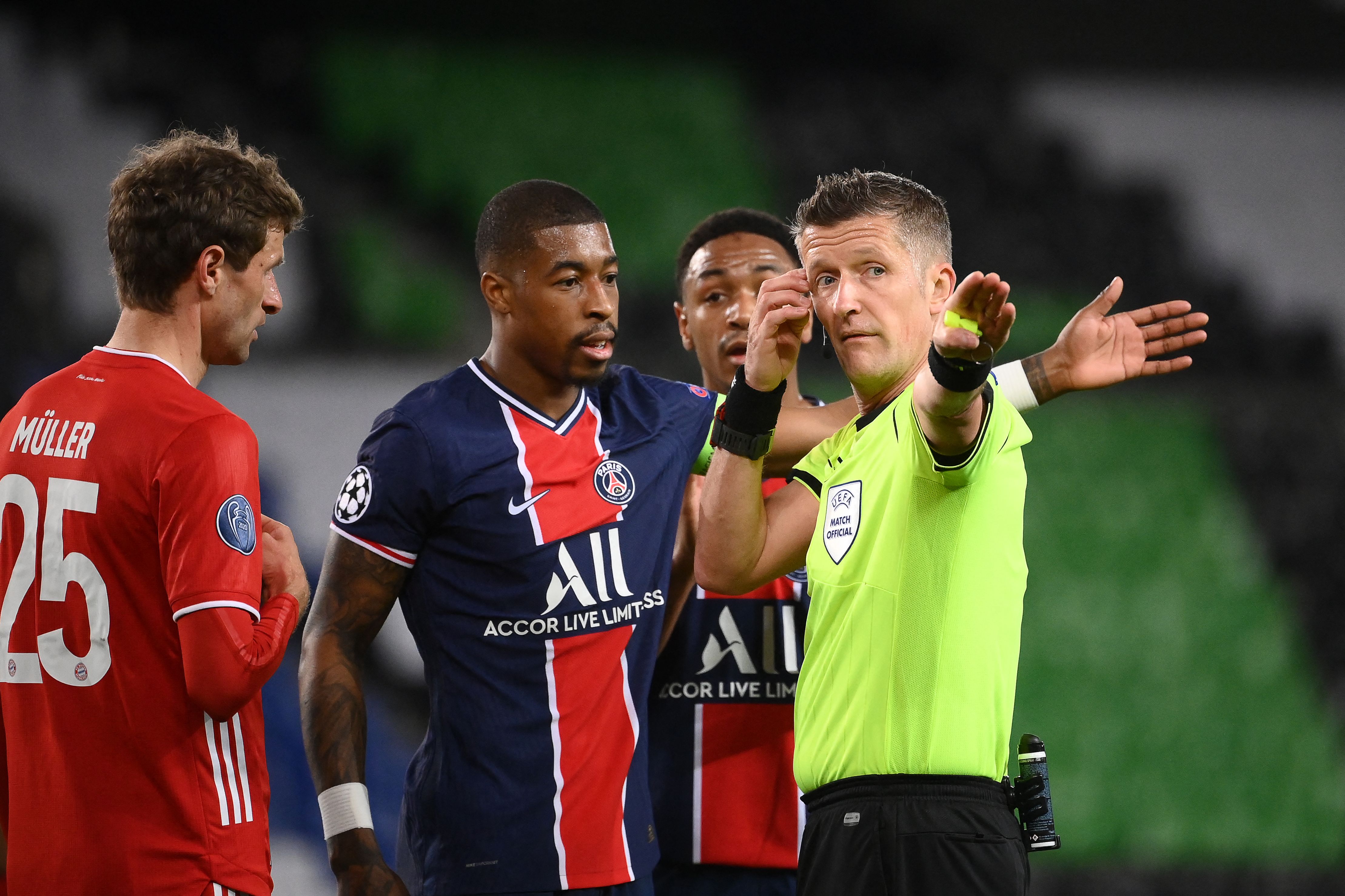 Kapten Paris Saint-Germain Presnel Kimpembe (tengah) berbicara dengan wasit dalam laga Liga Champions melawan Bayern Muenchen.