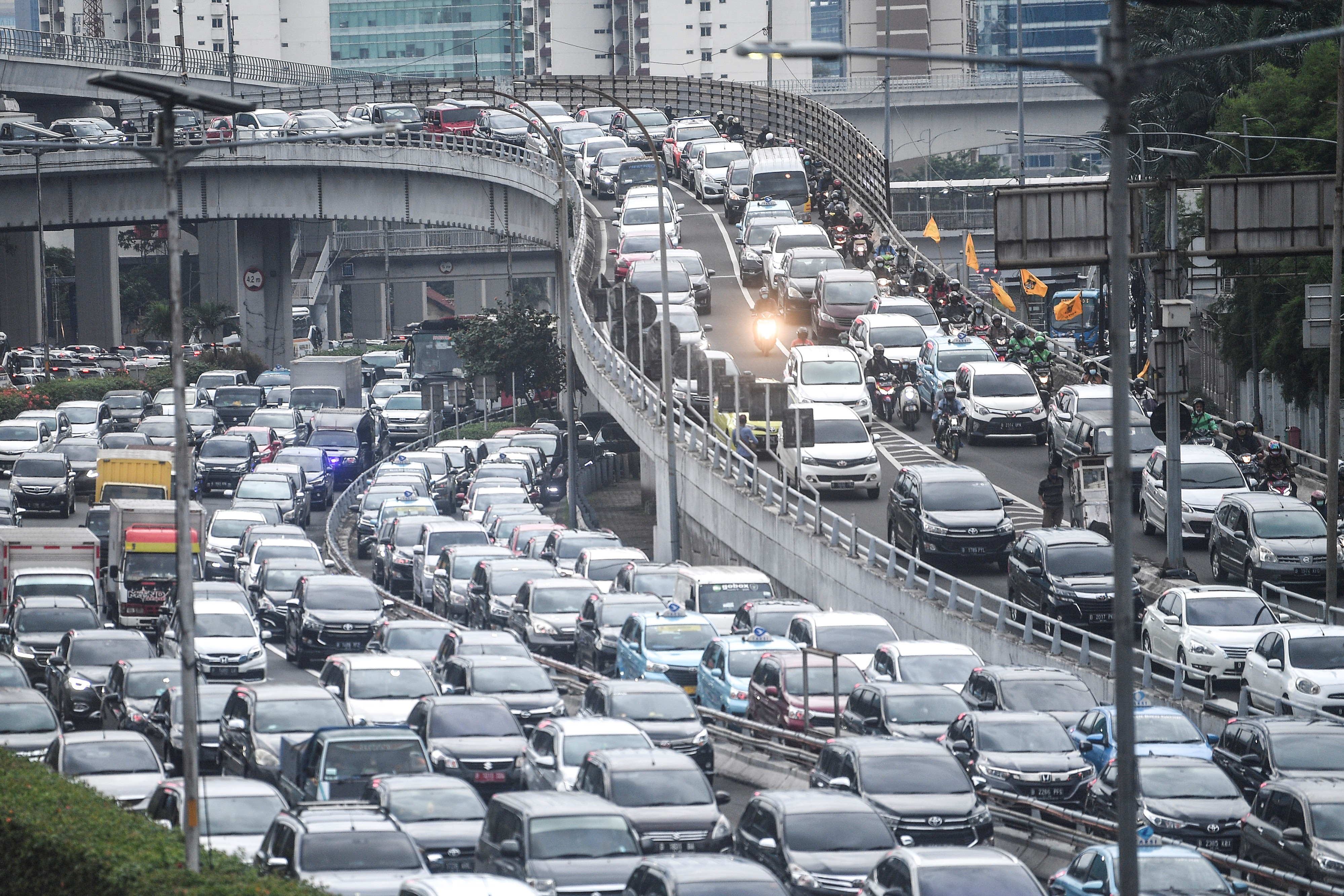 Kendaraan terjebak kemacetan di Jalan Gatot Subroto, Jakarta, beberapa waktu lalu.