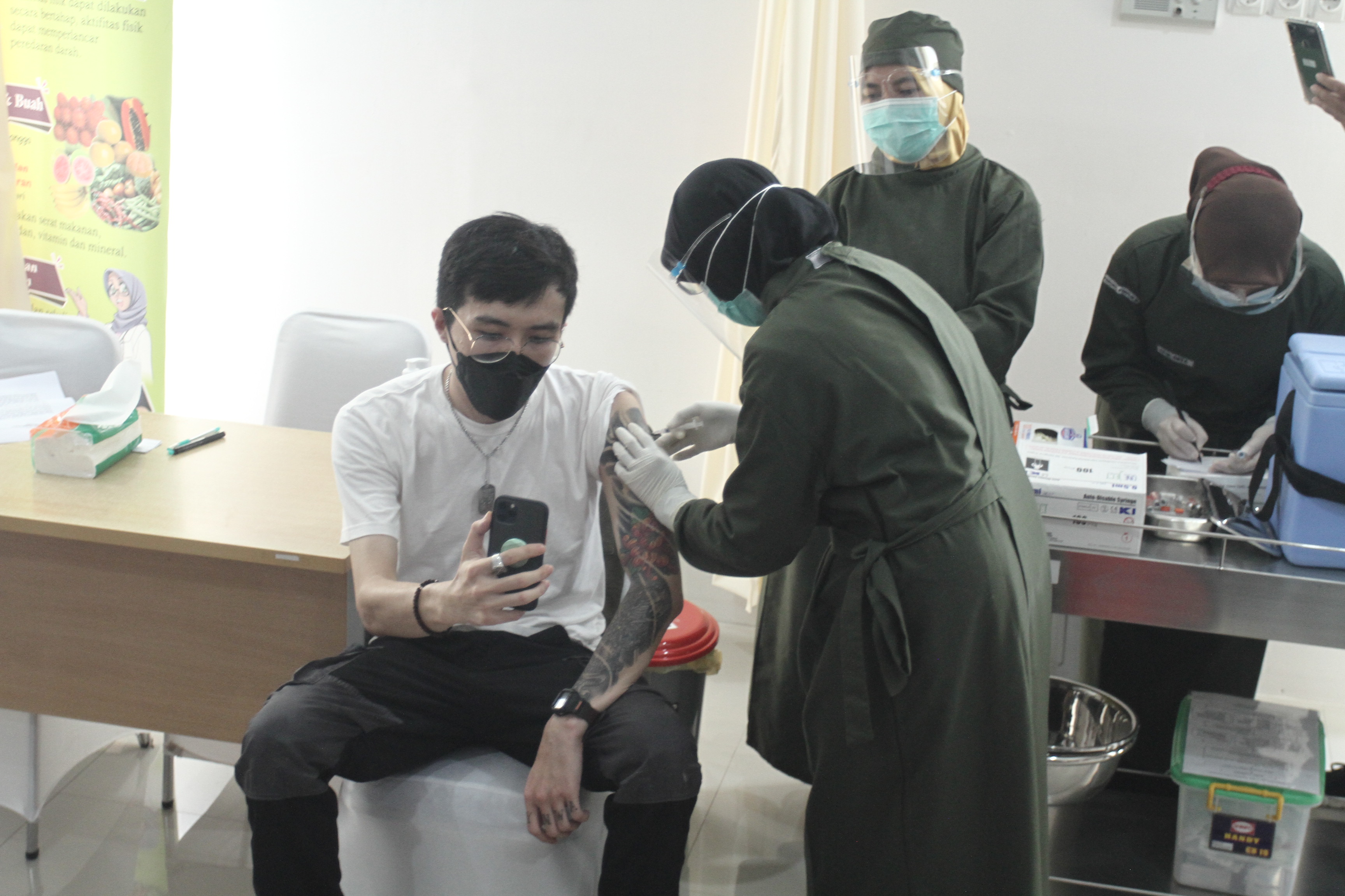 Dokter Tirta Mandira Hudhi (kiri) disuntik vaksin COVID-19