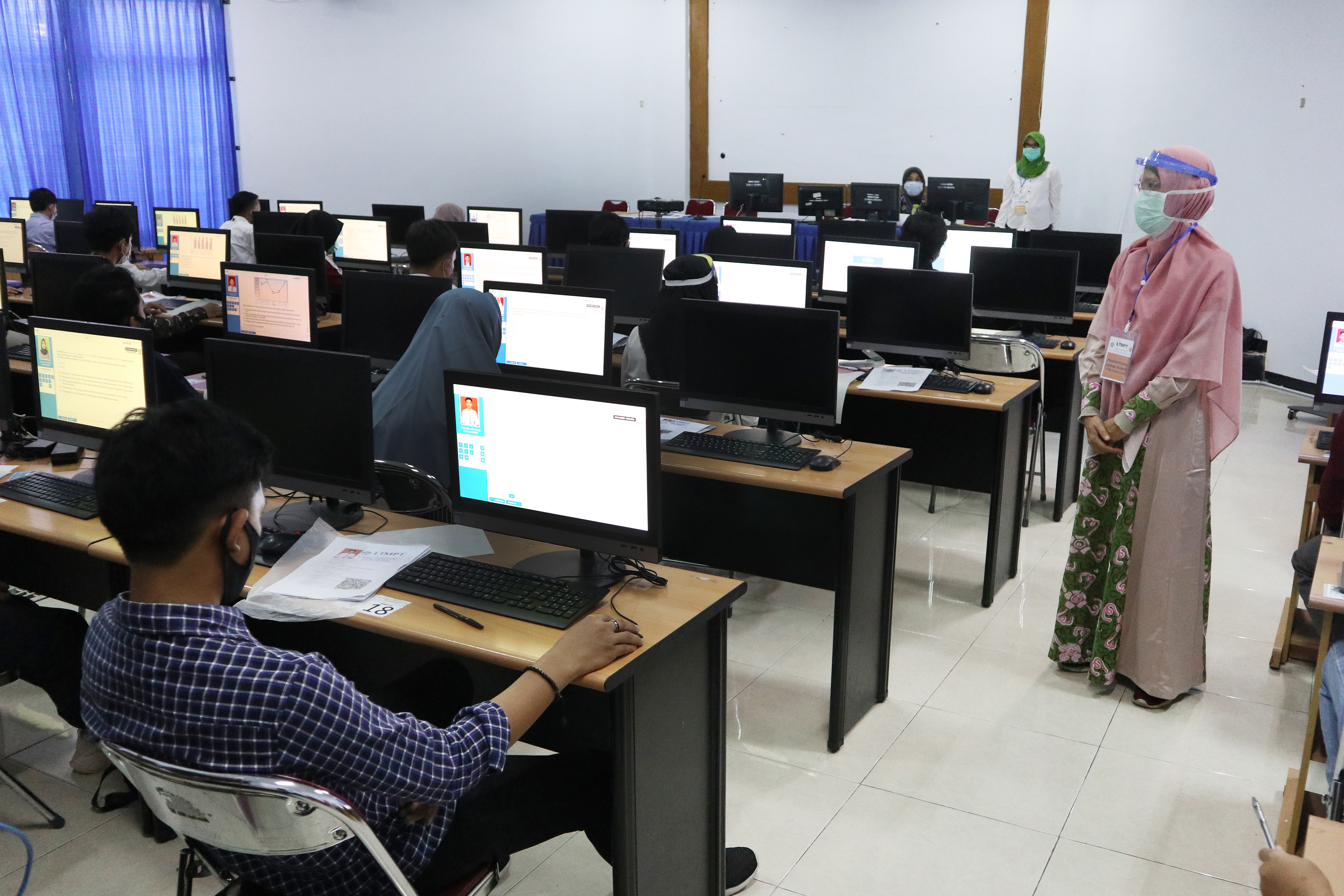 Para calon mahasiswa mengikuti UTBK di Universitas Bengkulu. Pancasila dan Bahasa Indonesia menjadi mata kuliah wajib di universitas.
