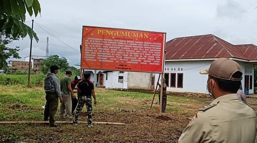 Keluarga besar Dosen IPB memasang plang putusan pengadilan di atas tanah yang diserobot mafia tanah di Kotamobagu, Sulut.