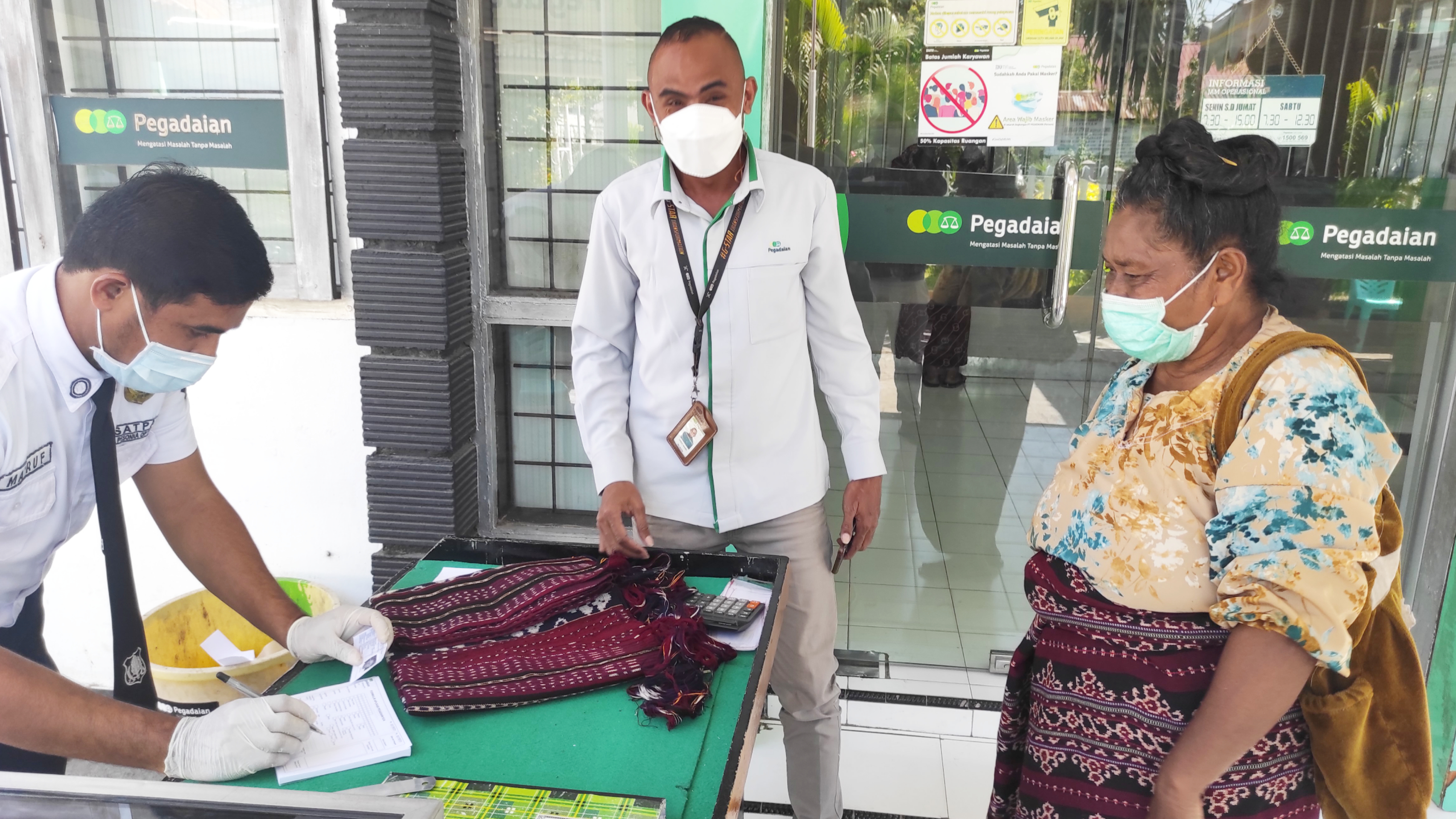 Warga di Sikka gadaikan sarung tenun ikat di Pegadaian Maumere