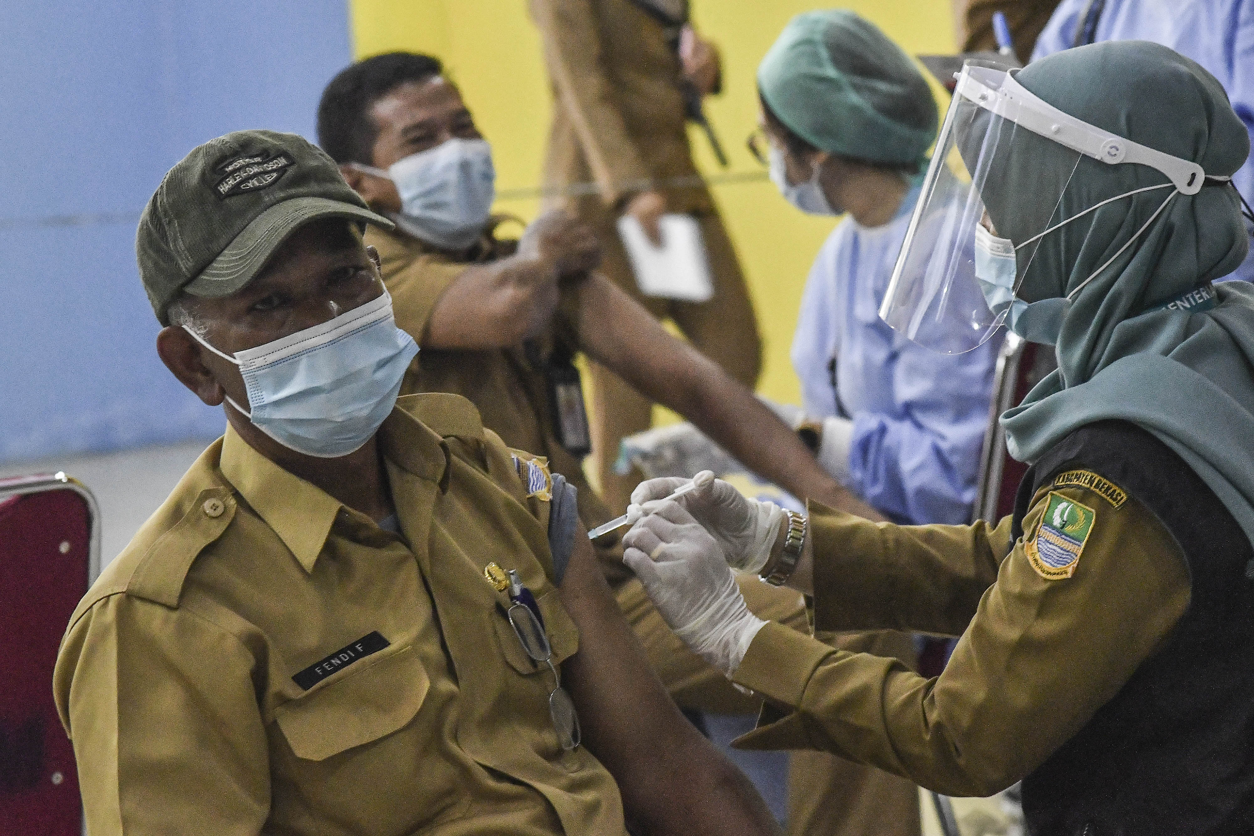 Sejumlah ASN di Kabupaten Bekasi saat mengikuti program vaksinasi covid-19.
