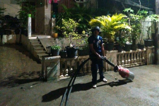 Damkar Jakarta Timur membantu penyedotan banjir di Cipinang Melayu, Kamis (15/4).