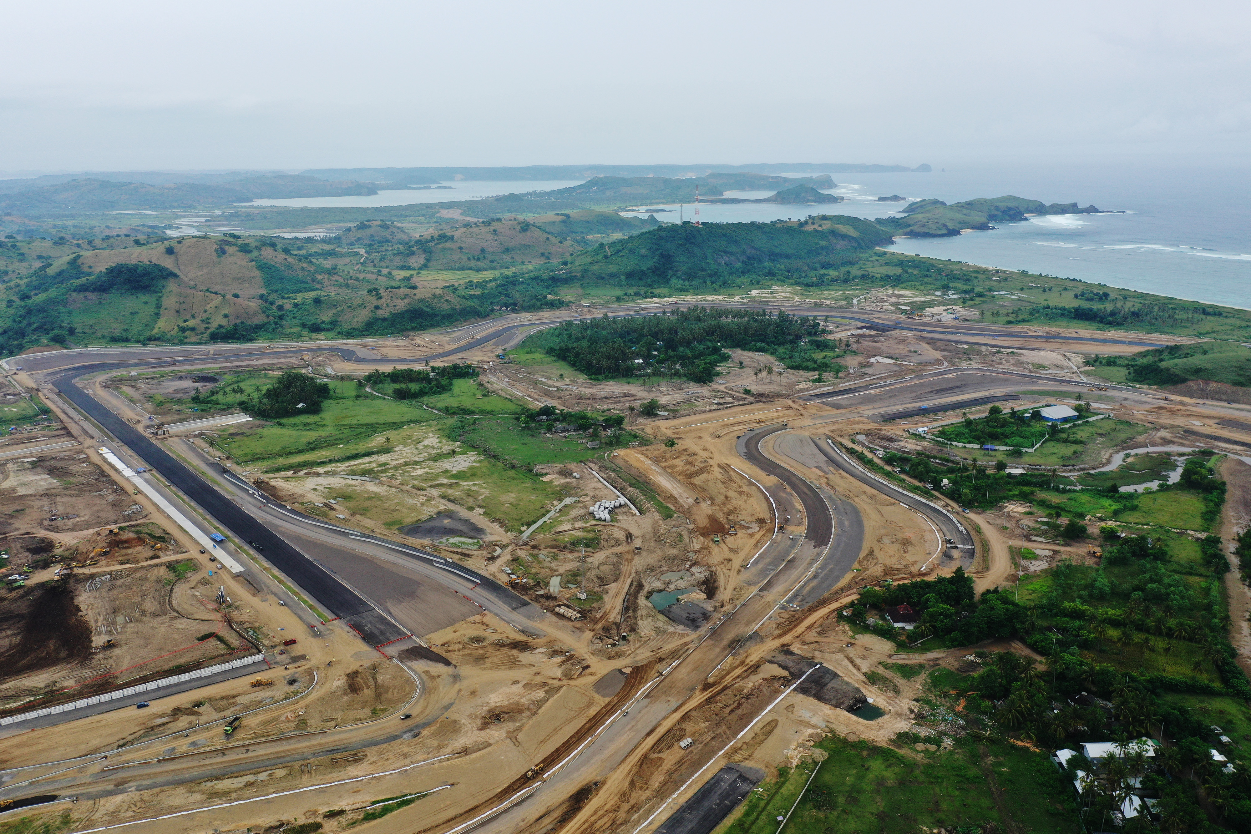 Foto udara pembangunan lintasan sirkuit pada proyek Mandalika International Street Circuit di Pujut, Praya, Lombok Tengah, NTB.
