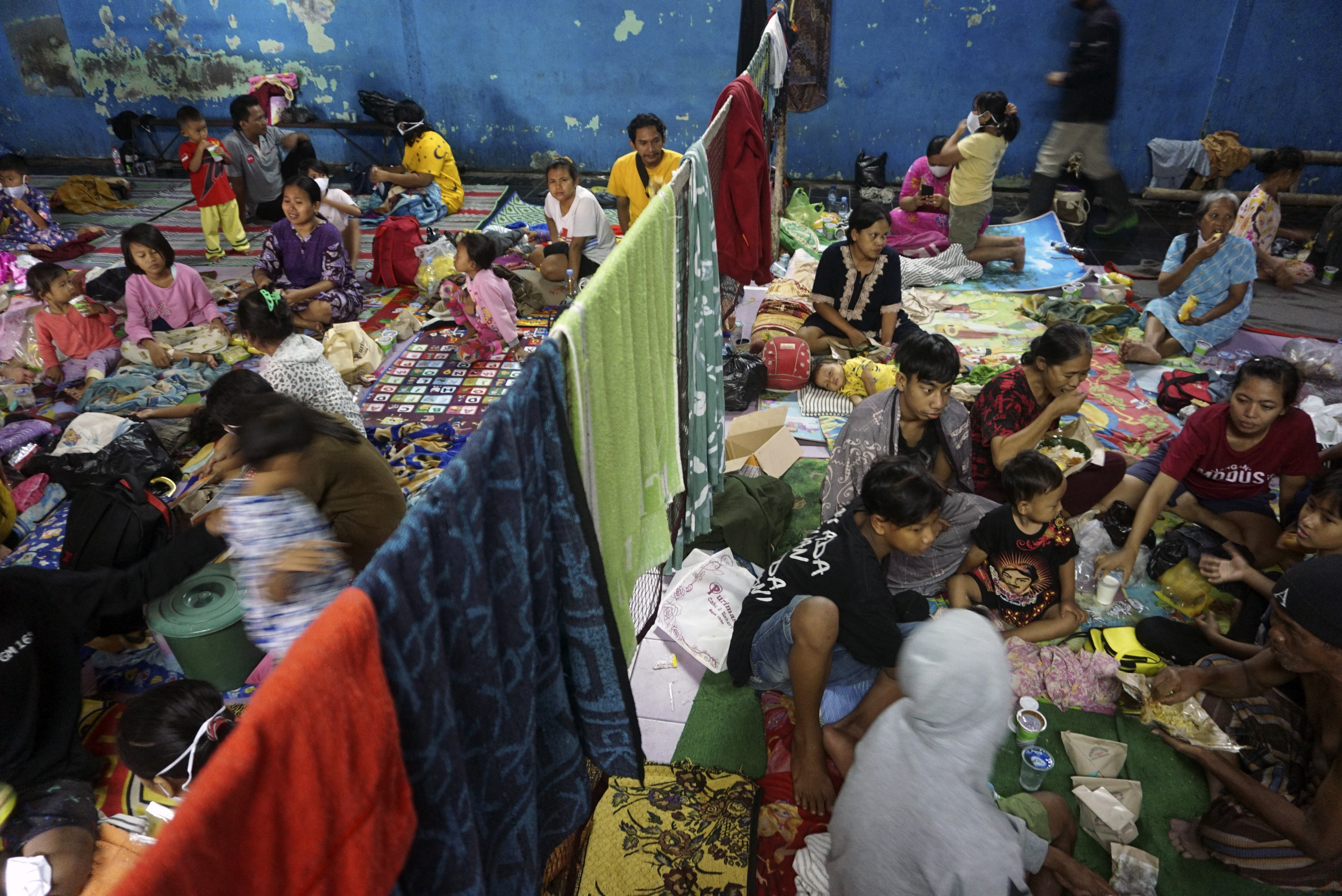 Warga korban banjir mengungsi di gedung serba wilayah Pekalongan, Jawa Tengah.