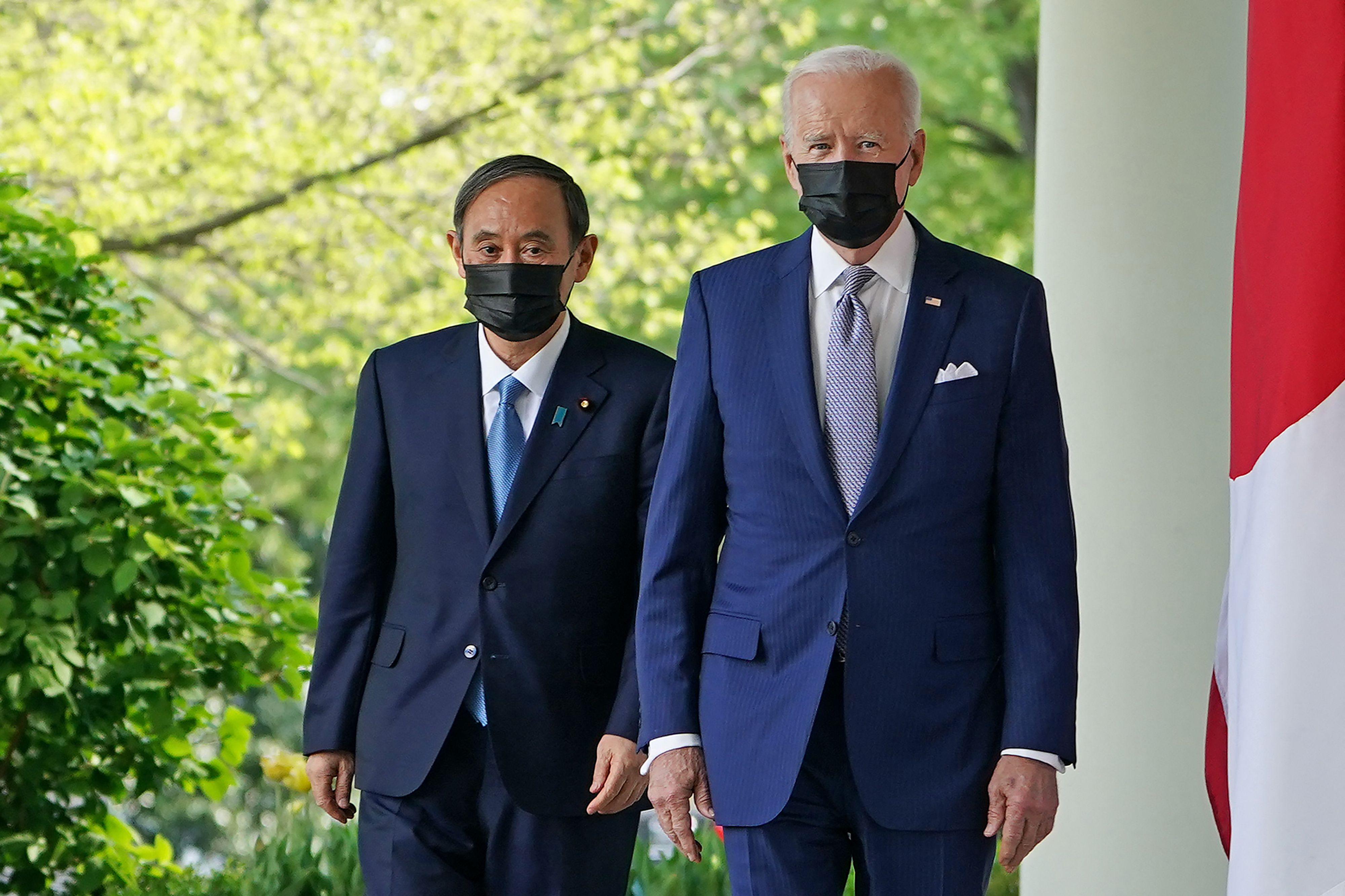 Pertemuan Perdana Menteri Jepang Yoshihide Suga (kiri) dan Presiden AS Joe Biden di Gedung Putih, Washington DC, AS, Sabtu (17/4). 