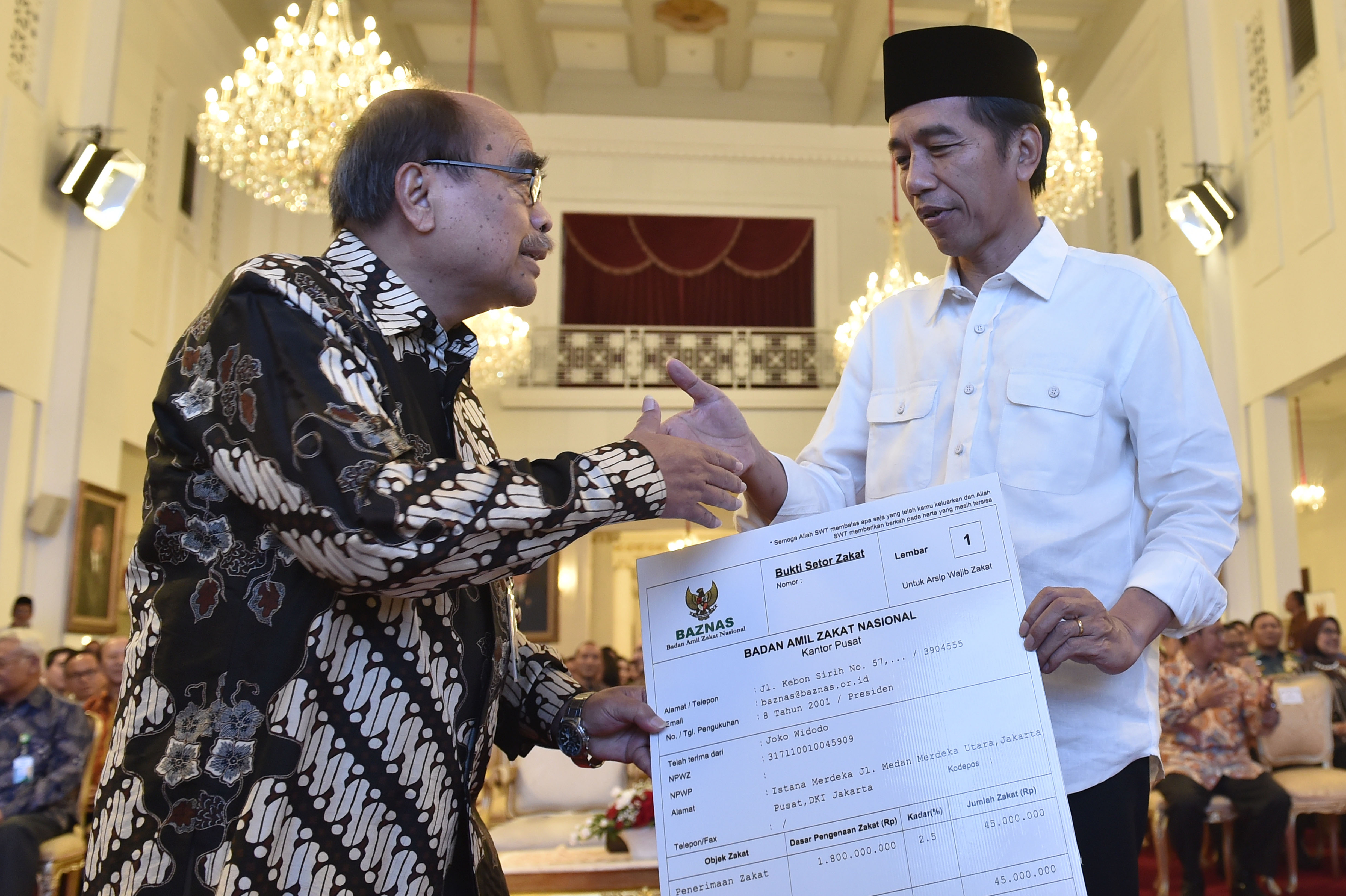 Presiden Joko Widodo membayar zakat penghasilan melalui Badan Amil Zakat Nasional di tahun 2017