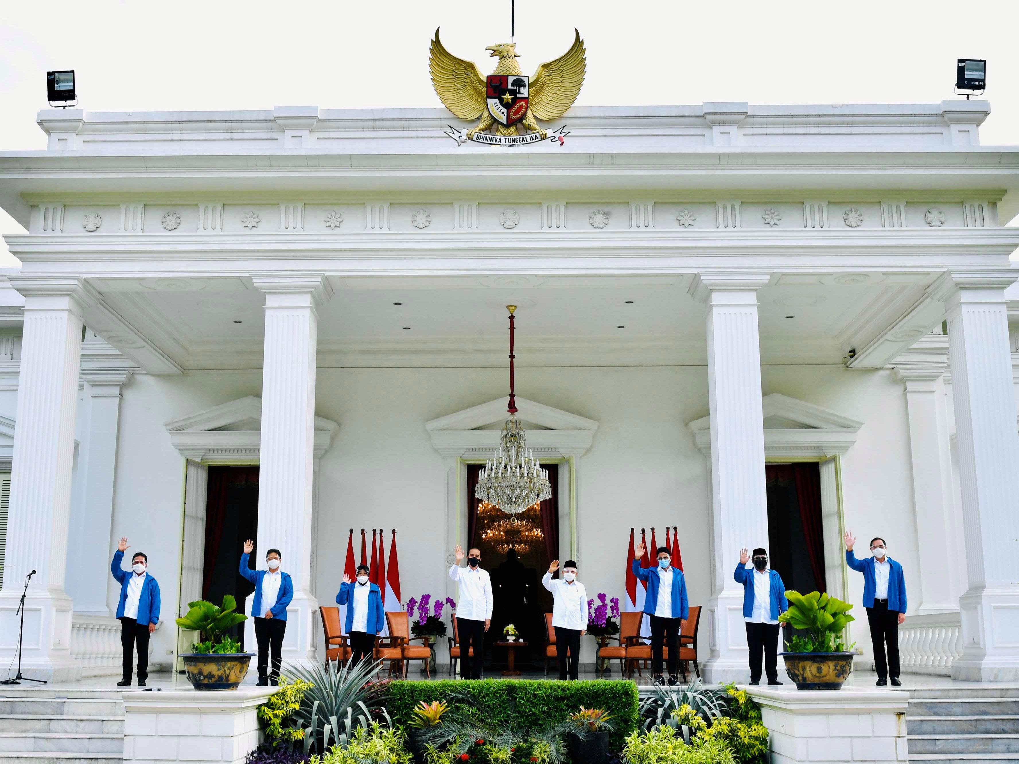 Presiden Joko Widodo didampingi Wapres Ma'ruf Amin berfoto bersama dengan enam orang calon menteri baru, akhir Desember 2020.