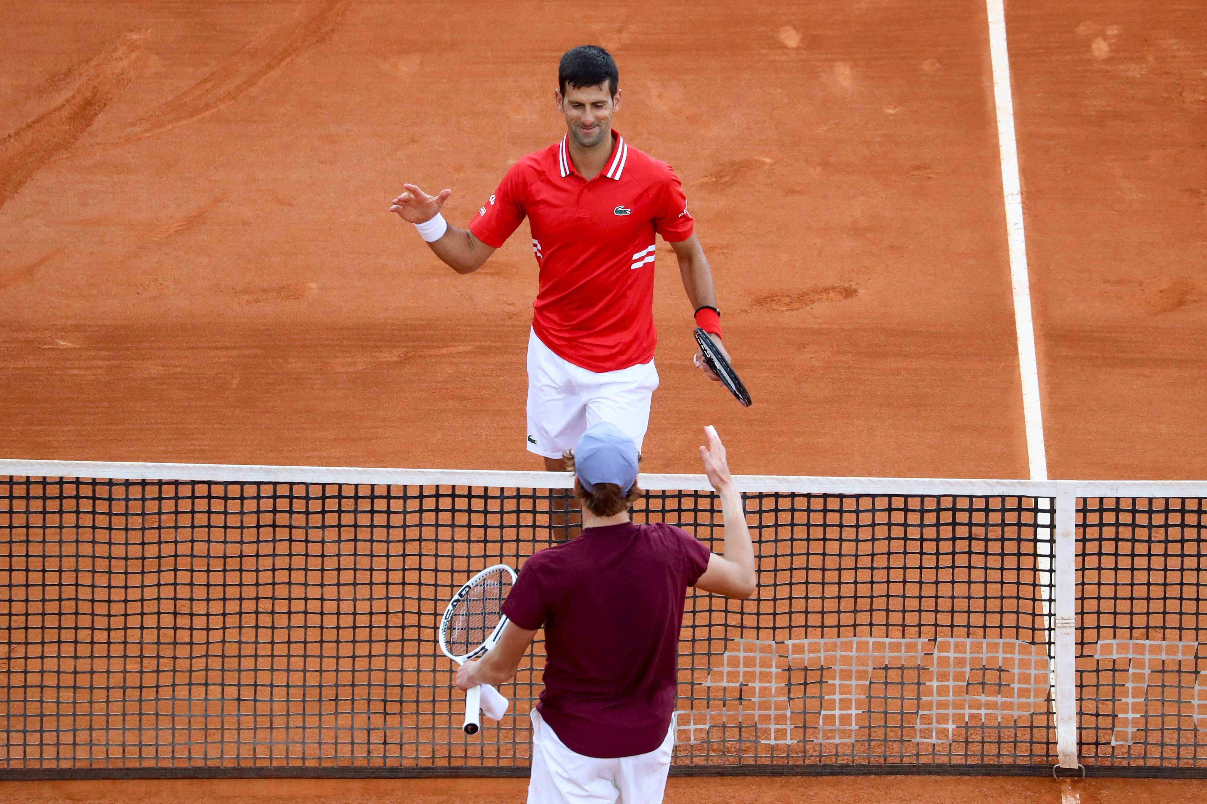 Petenis peringkat satu dunia Novak Djokovic (kaos merah) dengan bintang tenis muda Jannik Sinner, Rabu (14/4)