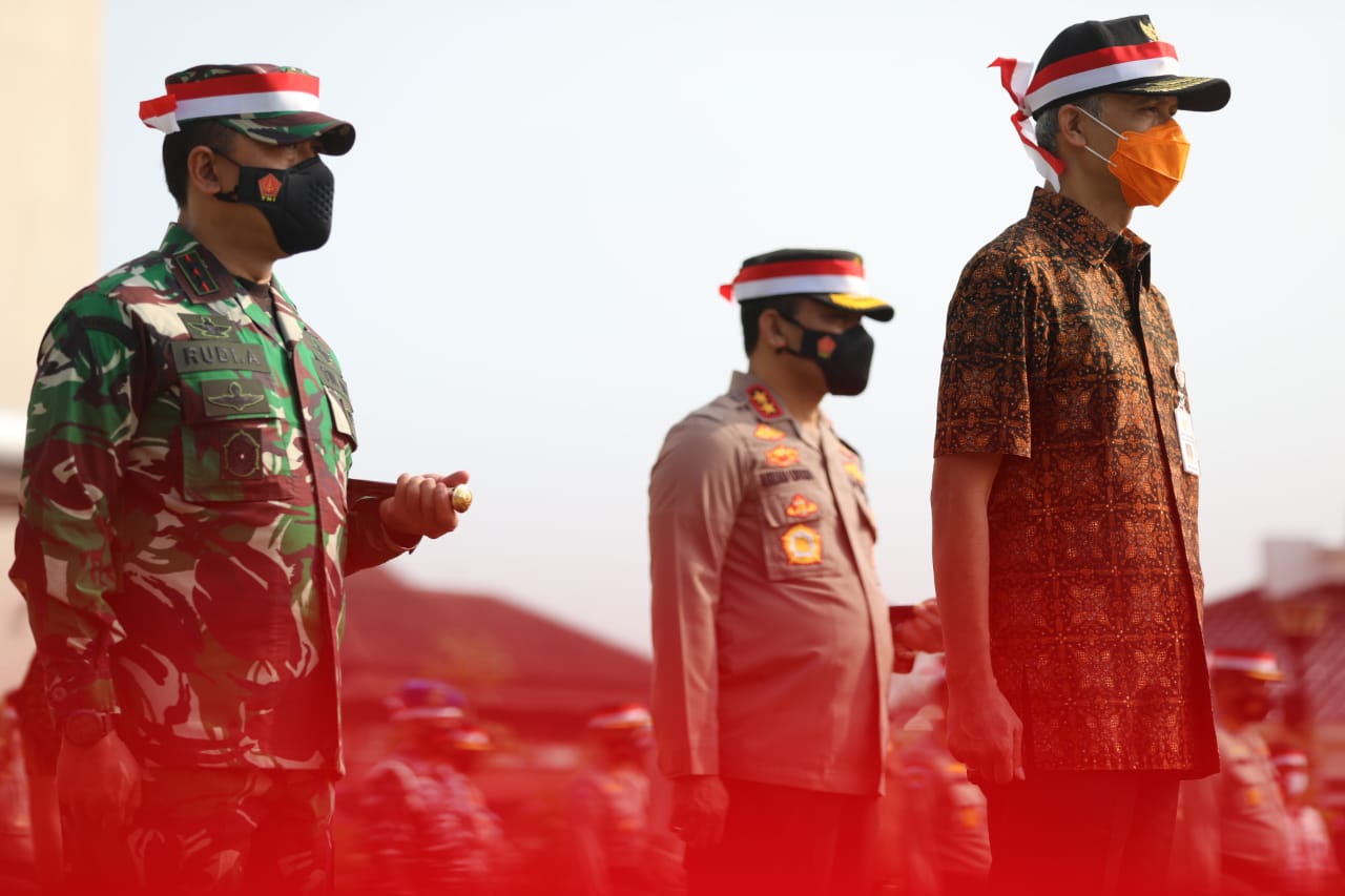 Gubernur Jawa Tengah Ganjar Pranowo (kanan) memimpin Apel Kebangsaan Sinergi Untuk Bangsa di Mapolda Jawa Tengah, Jumat (30/4).