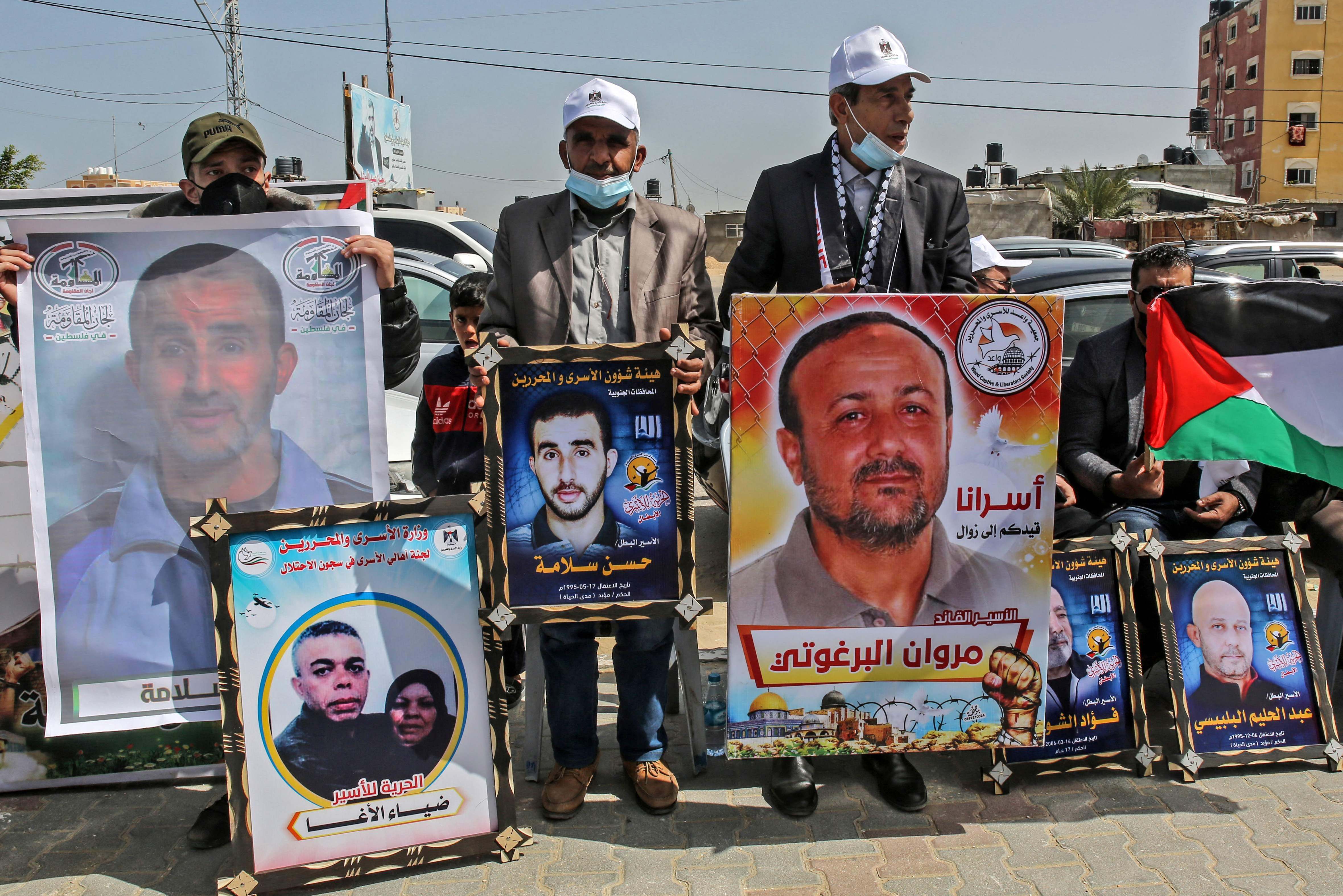 Demonstran Palestina berunjuk rasa mendukung warga Palestina yang saat ini berada di penjara Israel di Khan Yunis, Jalur Gaza, Senin (5/4).
