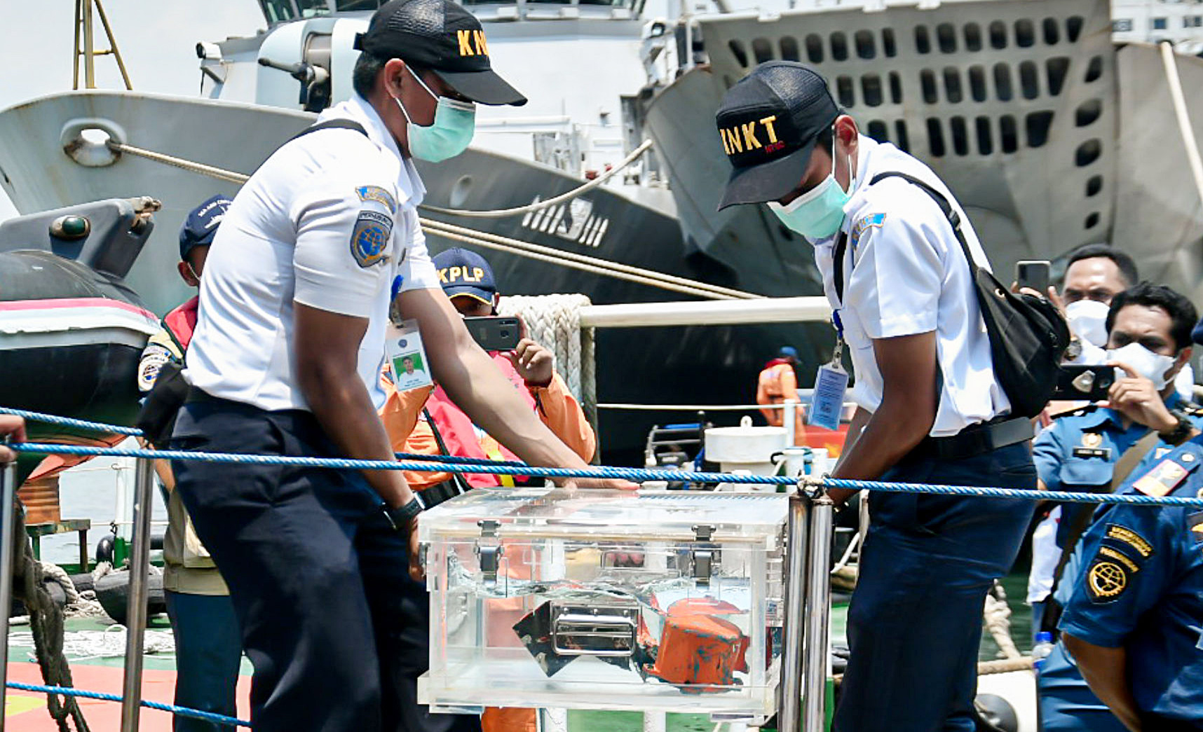 Petugas KNKT mengangkat cockpit voice recorder usai ditemukan di perairan Kepulauan Seribu ke Dermaga JICT 2, Jakarta Utara, Rabu (31/3).
