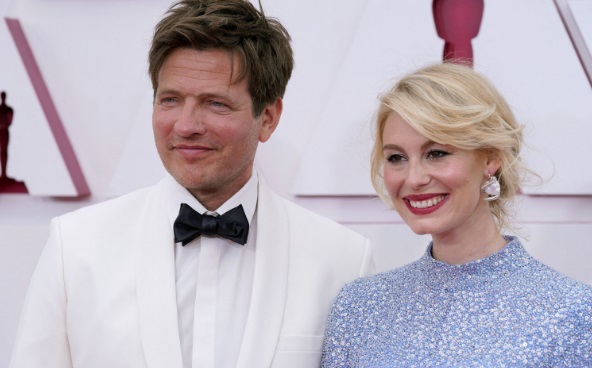 Sutradara Thomas VInterbegr dan istri di Piala Oscar 2021