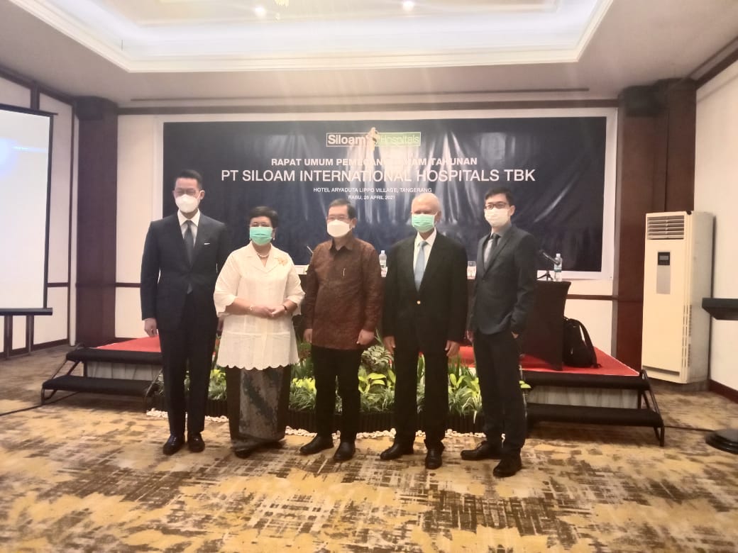  Dewan Komisaris dan Dewan Direksi PT Siloam International Hospitals  berfoto bersama. 
