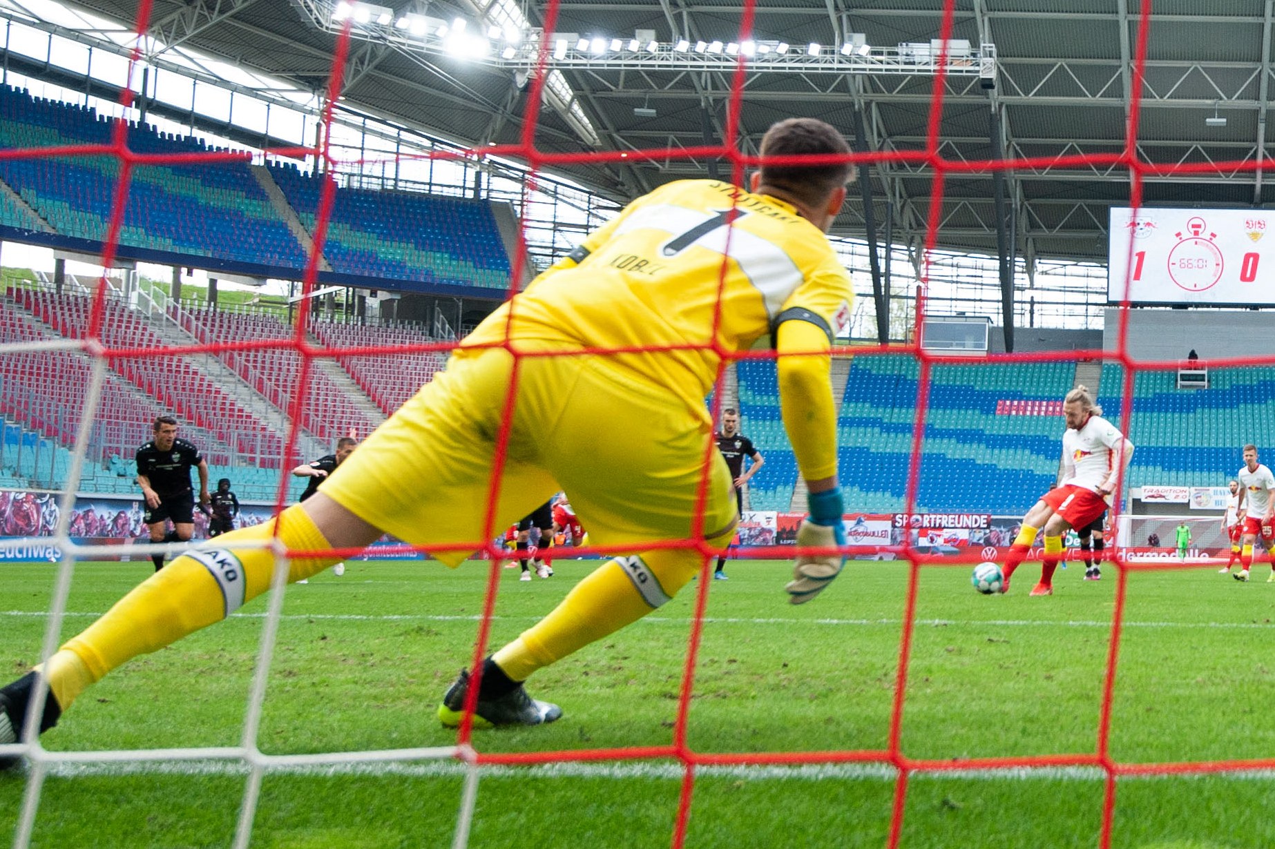 Emil Forsberg (kanan).