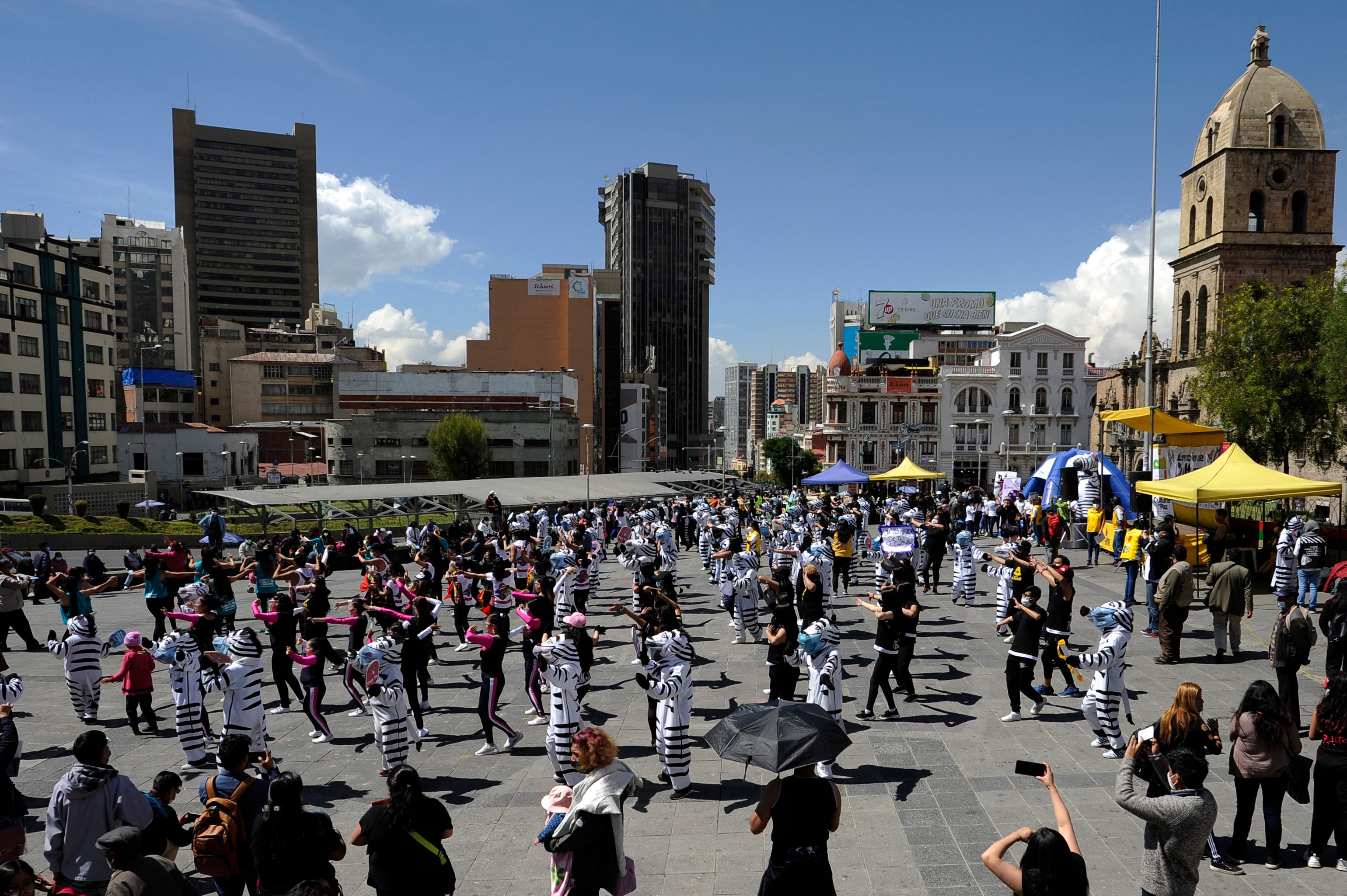 Warga Bolivia menari bersama untuk mengirimkan pesan harapan dan kekuatan selama pandemi covid-19.