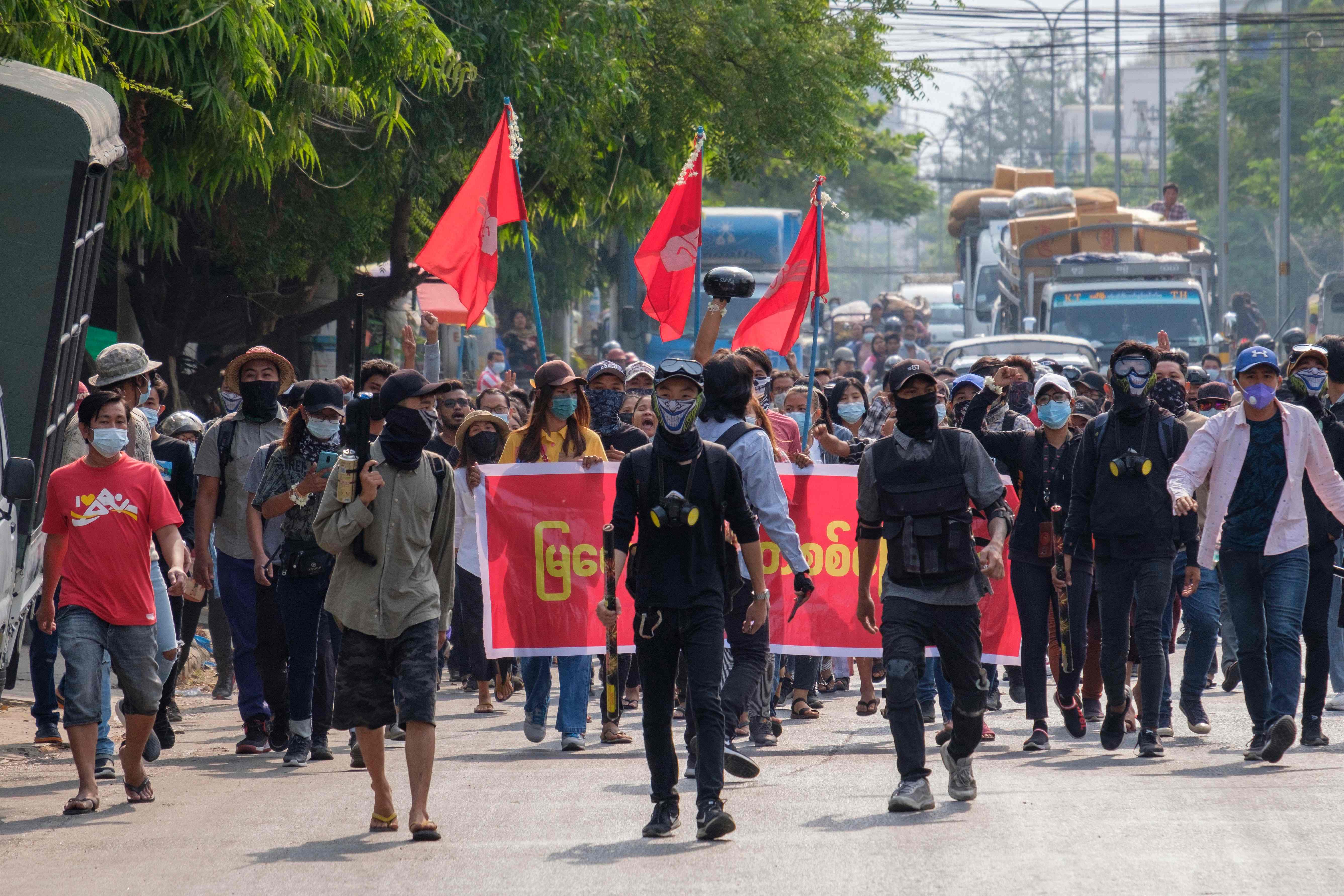 Para demonstran dengan membawa poster dan bendera melakukan protes menentang kudeta militer di Kota Mandalay, Myanmar, Selasa (6/4).