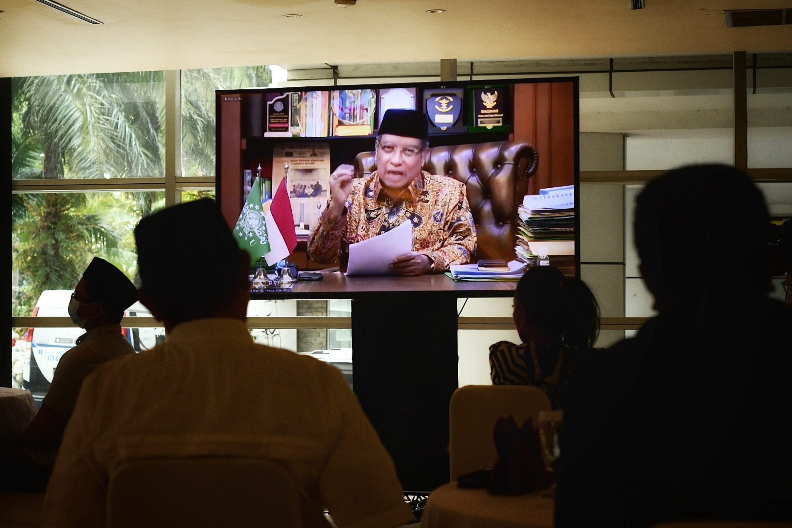 Ketua Umum PB NU Prof. DR. KH Said Aqil Siradj mengisi tausiah via daring saat kunjungan PBNU di komplek Media Group, Jakarta, Kamis (22/4).