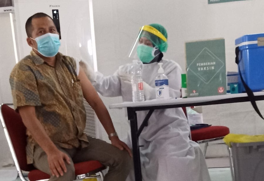 Vaksinasi guru dan tenaga pendidik di sekolah Al-Azhar Kelapa Gading, Jakarta