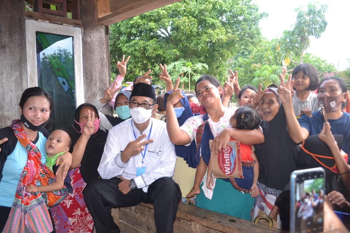 Heri Amalindo berfoto dengan warga Kabupaten Pali, Sumatra Selatan. Ia bersama pasangannya Soemarjono memenangi PSU Kabupaten Pali kemarin.