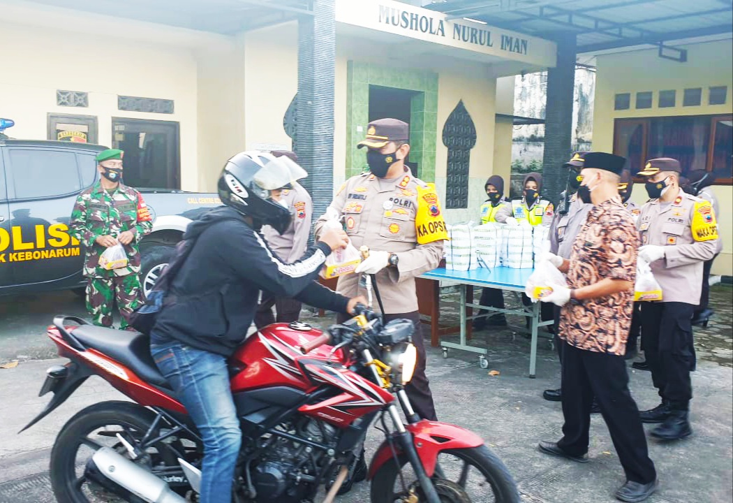 Kapolres Klaten AKB Edy Suranta Sitepu membagikan takjil kepada pengguna jalan.