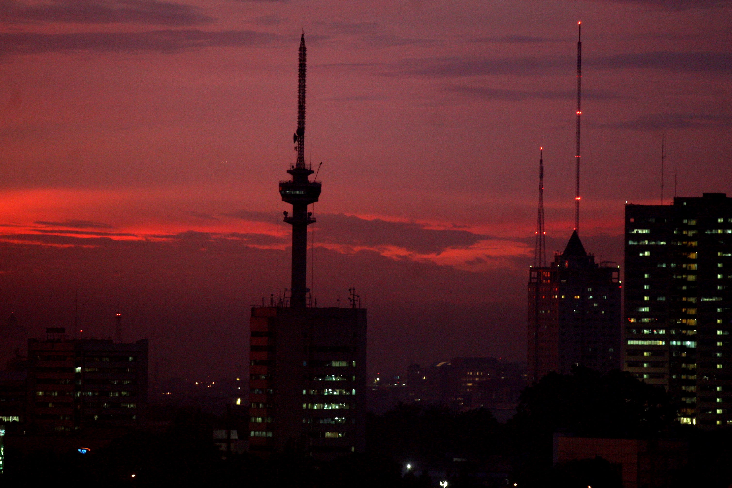Tower stasiun Televisi Republik Indonesia (TVRI) tampak terlihat jelang senja dari sebuah gedung di Jakarta, beberapa waktu lalu.