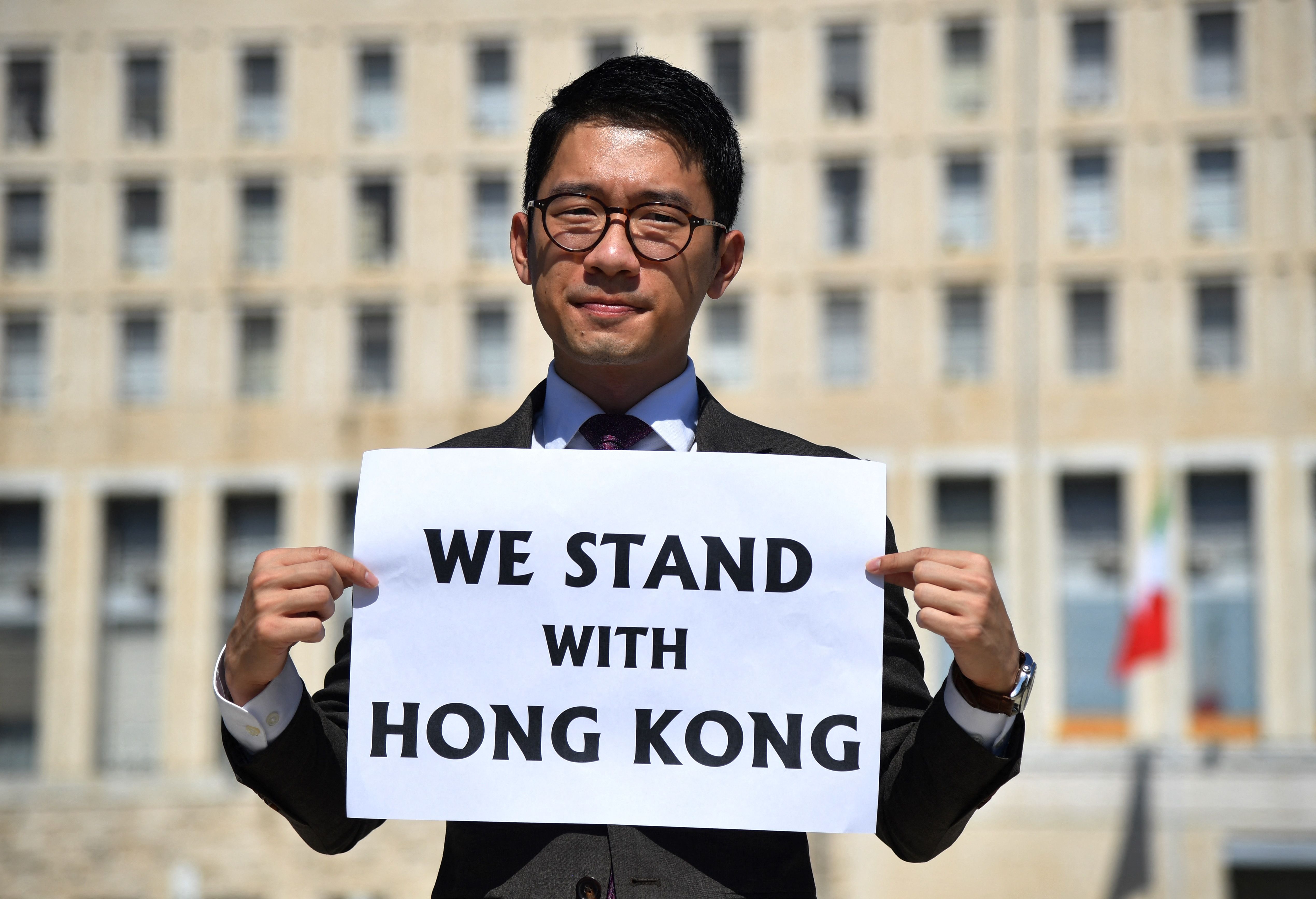 Aktivis pro-demokrasi Hong Kong, Nathan Law, menunjukkan poster saat di depan Gedung Kemenlui Italia, Roma, Italia, beberapa waktu lalu. .