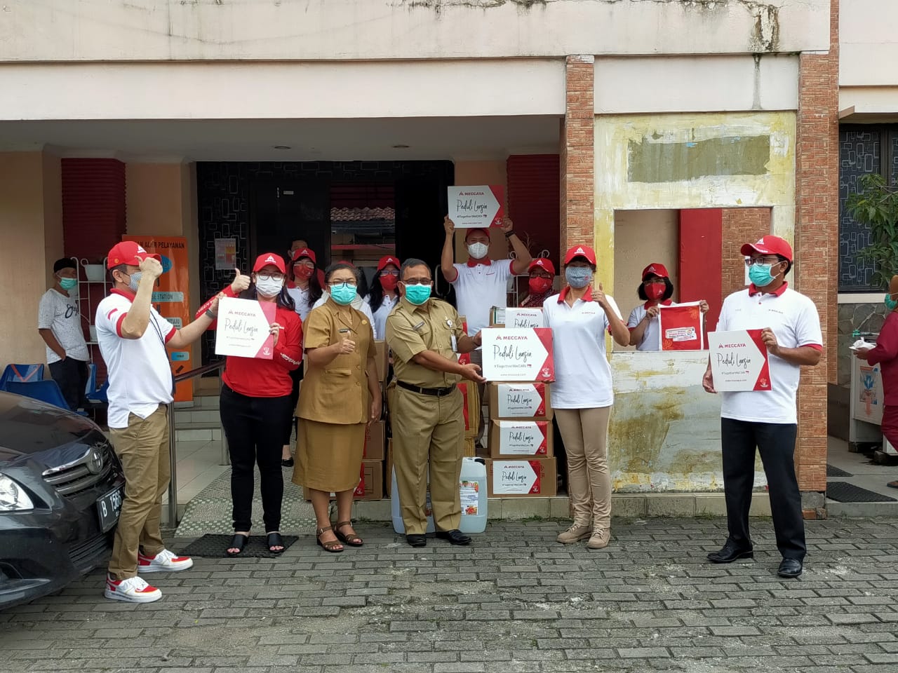 Donasi untuk para lansia.