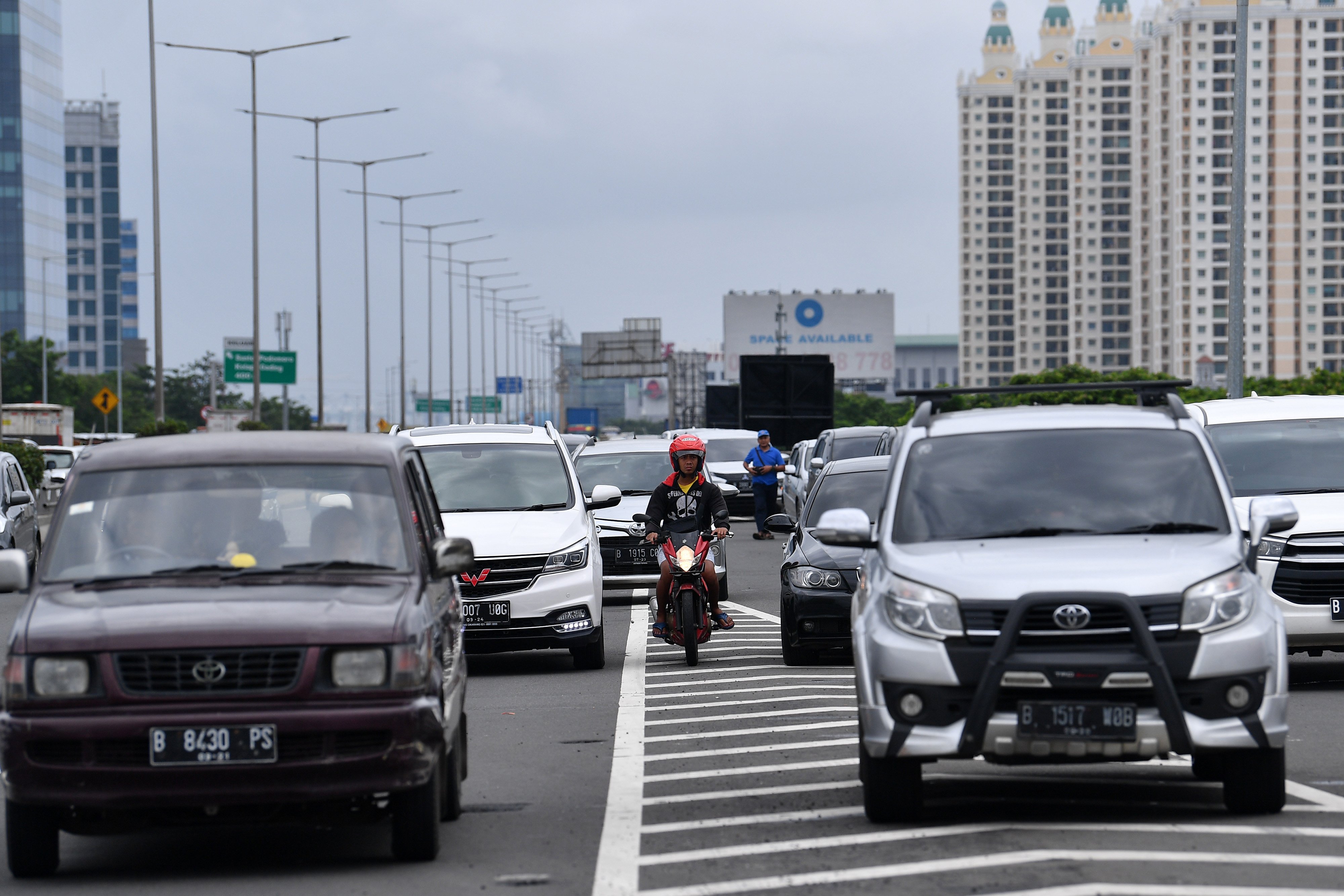 Pengendara sepeda motor nekat masuk tol dalam kota karena mengikuti aplikasi petunjuk jalan.