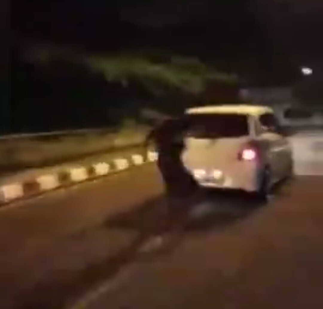 Warga mengejar mobil putih yang berisi keluarga memaki nakes dan keluarga pasien lainnya di IGD RSA UGM