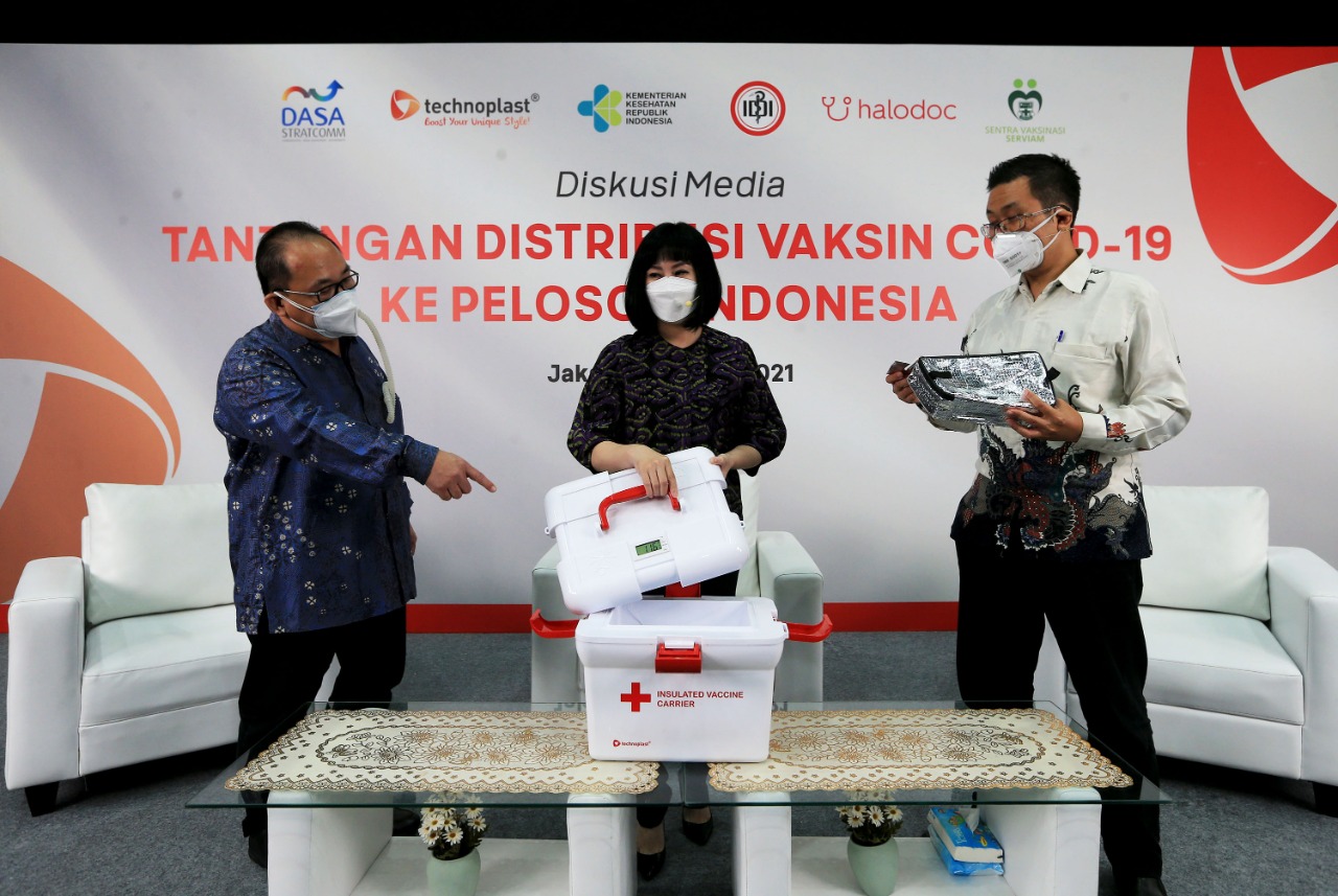 (Kiri ke kanan) Vice President Technoplast Sjamsoe Fadjar Indra, Direktur Technoplast Ellies Kiswoto, dan Kristoforus Hendra.