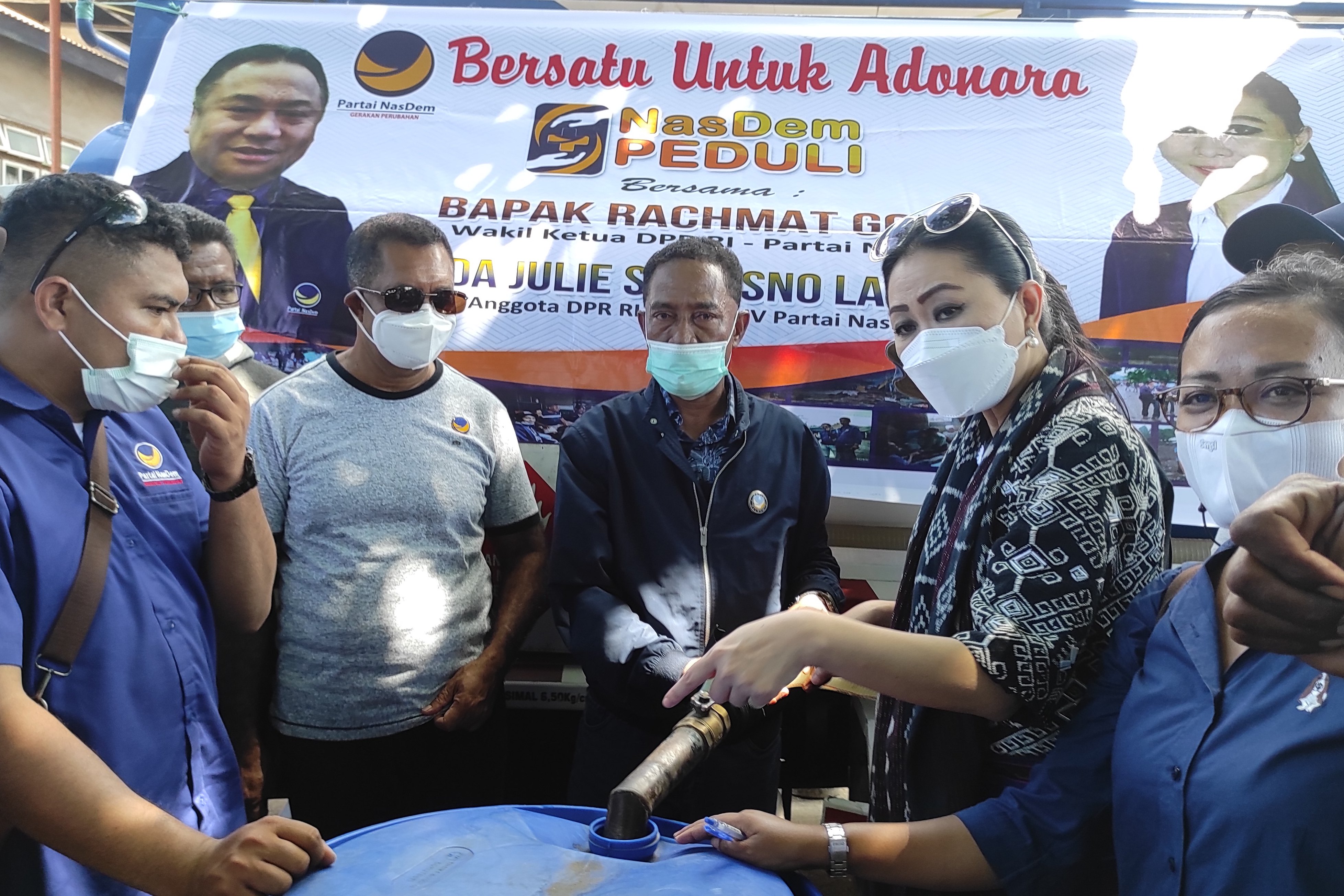 Anggota DPR dari Partai NasDem Julie Sutrisno Laiskodat mengisi minyak tanah di Desa Nelelamadike, Ili Boleng, Kabupaten Flotim, NTT.