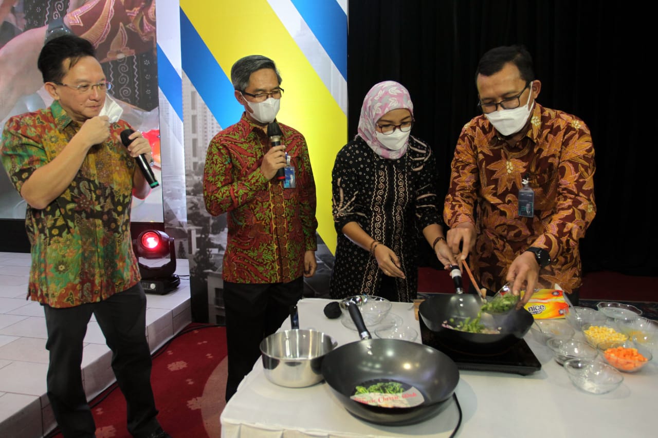 Dirut BTN Haru Koesmahargyo mencoba kompor induksi. 