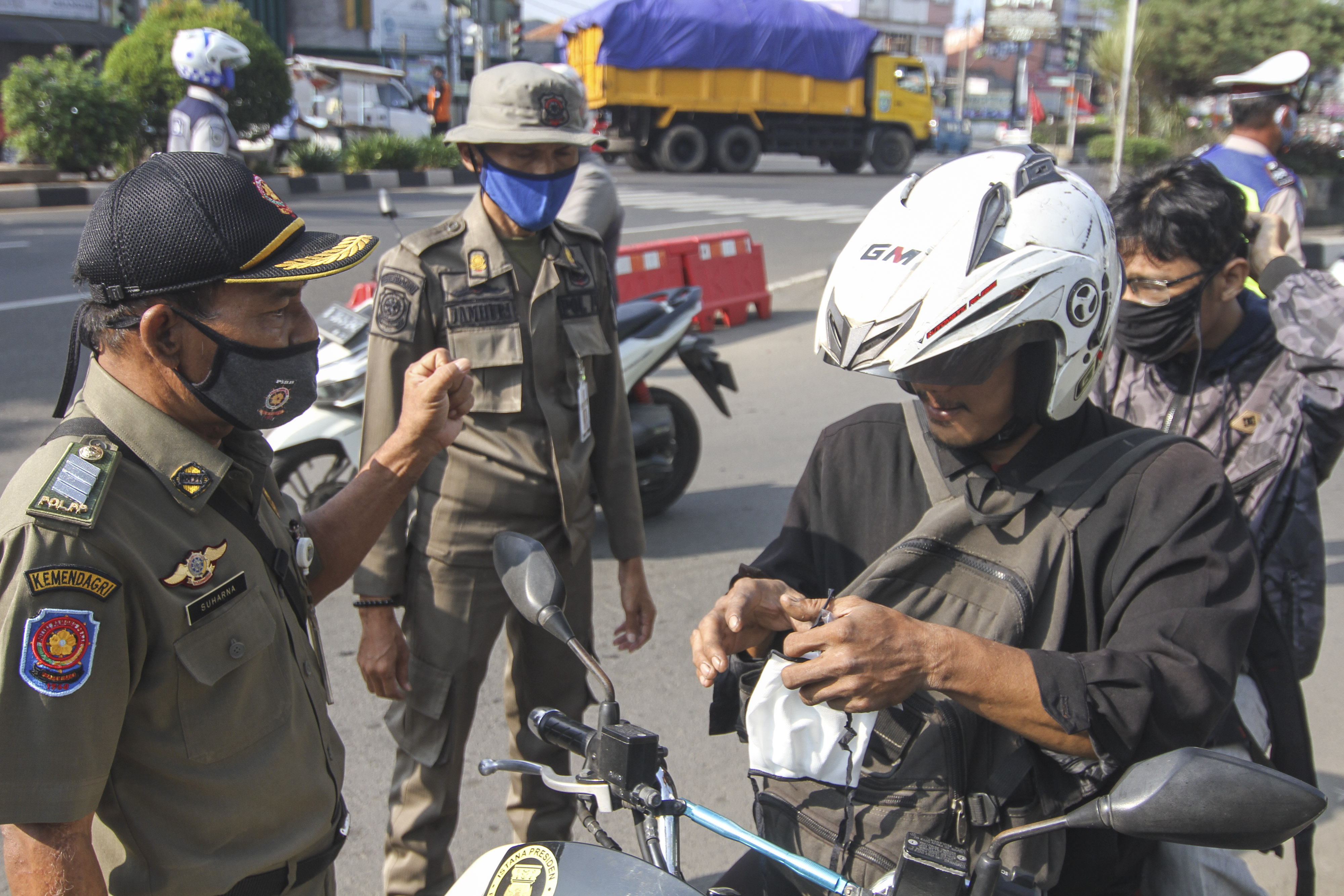 Sosialisasi penggunaan masker