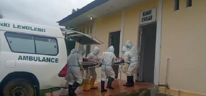 Warga terpapar virus korona dibawa ke rumah sakit.