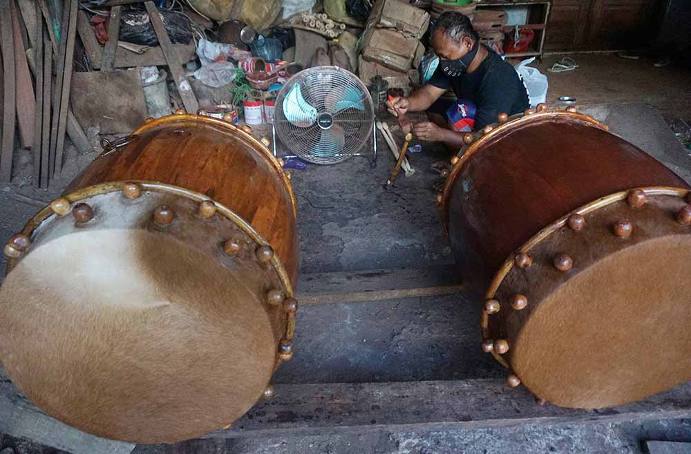 Perajin menyelesaikan pembuatan bedug di Desa Keniten, Kedungbanteng, Banyumas, Jateng. 