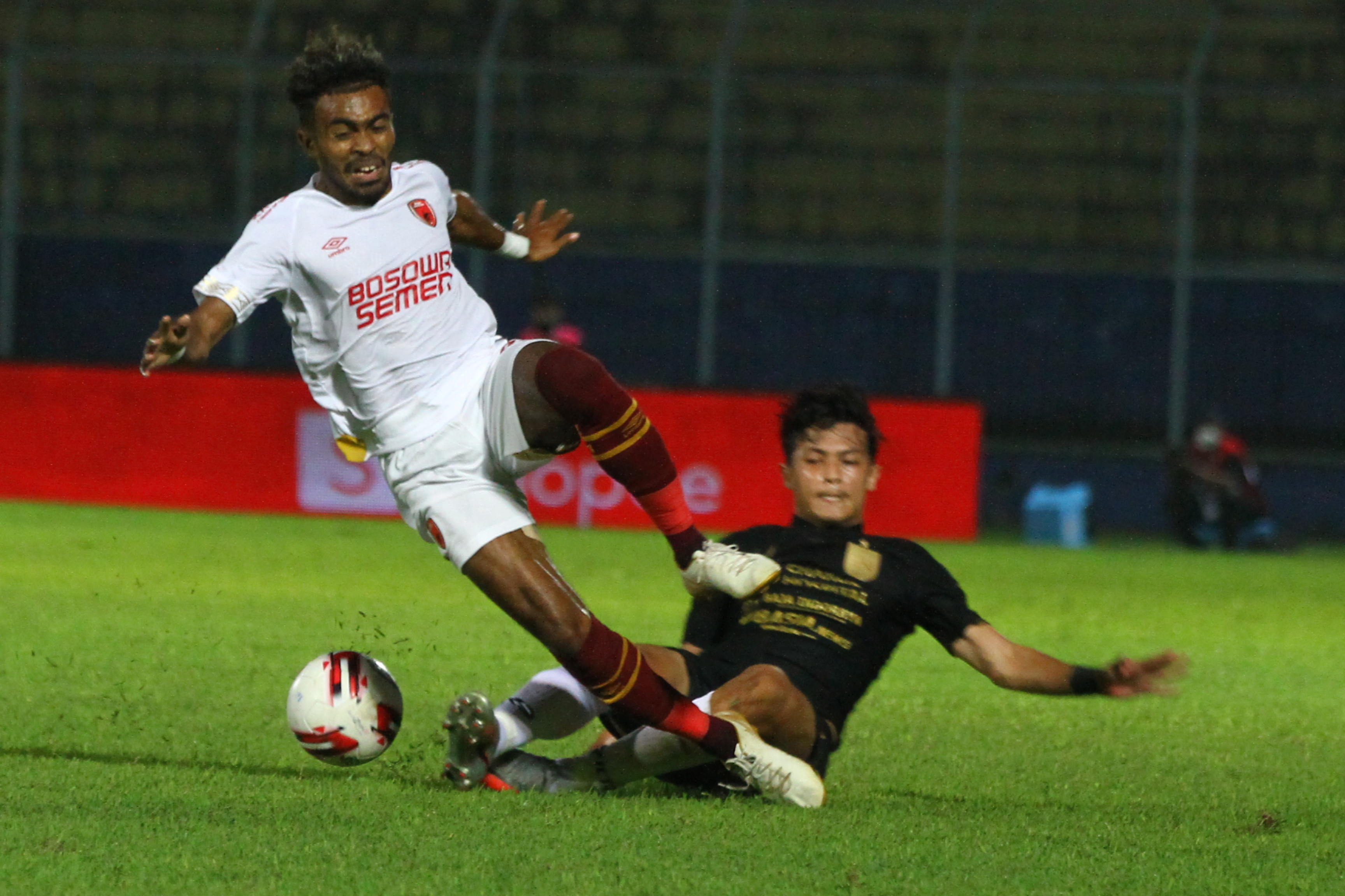 Pemain PSM Makassar Yakob Sayuri (kiri)  melewati pesepak bola PSIS Semarang Finky Pasamba (kanan) pada perempatfinal Piala Menpora.