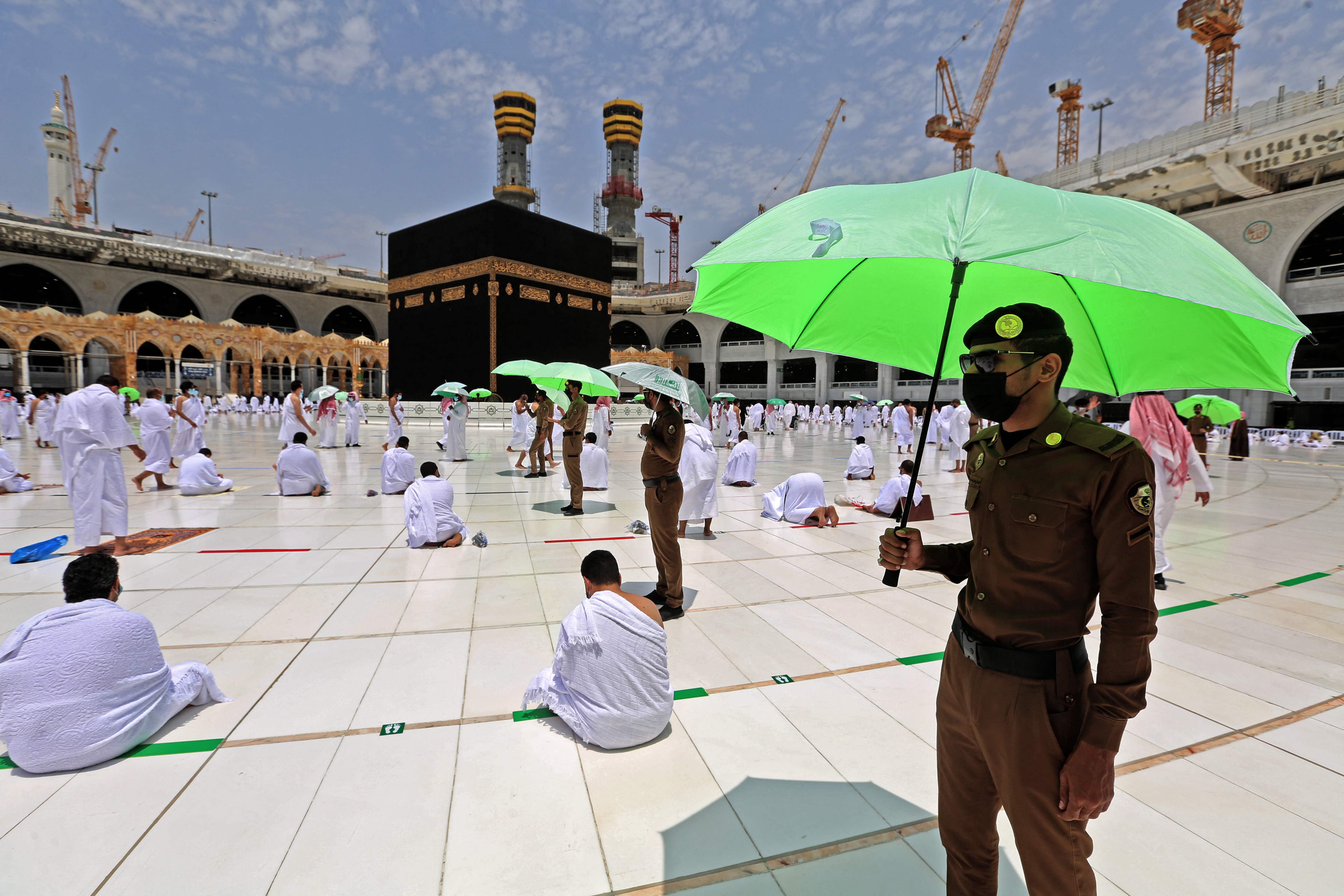 Petugas keamanan memastikan penerapan protokol kesehatan di Masjidil Haram selama Ramadan