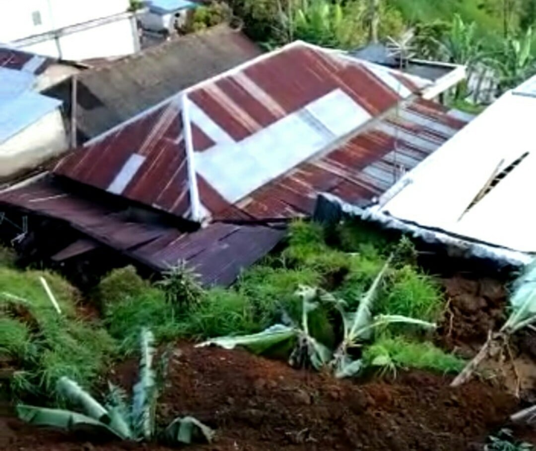 Tiga rumah di Dusun Ngantirejo, Desa Beruk, Kecamatan Jatiyoso, Kabupaten Karanganyar terkubur longsoran tebing.