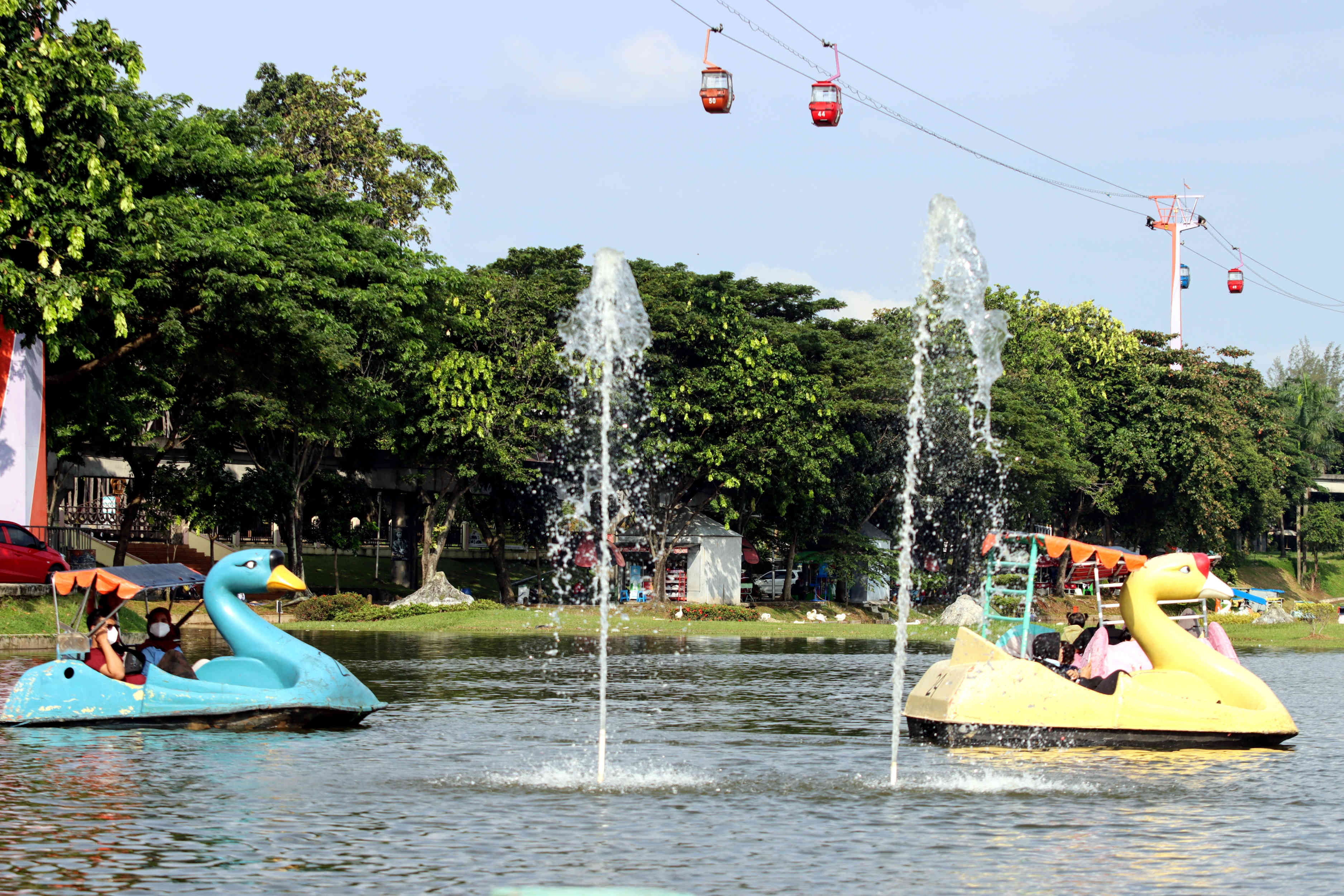 Warga mengunjungi Taman Mini Indonesia Indah (TMII), Jakarta.