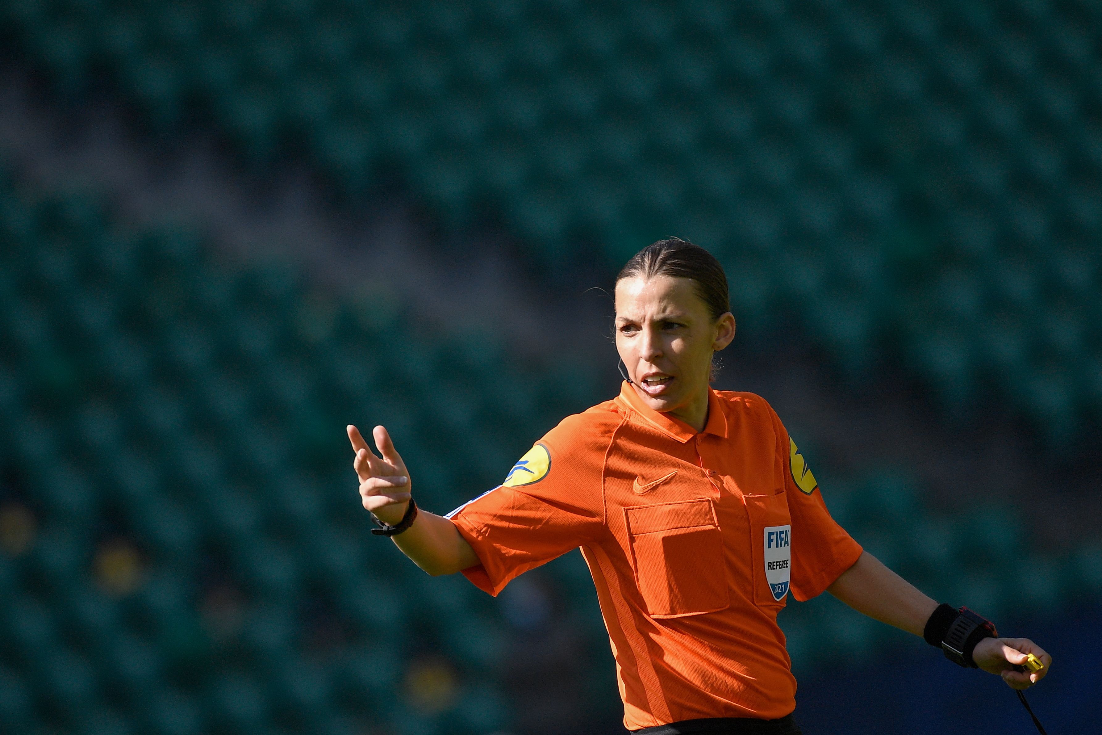 Wasit perempuan Stephanie Frappart saat memimpin pertandingan  L1 Prancis antara FC Nantes melawan OGC Nice. 