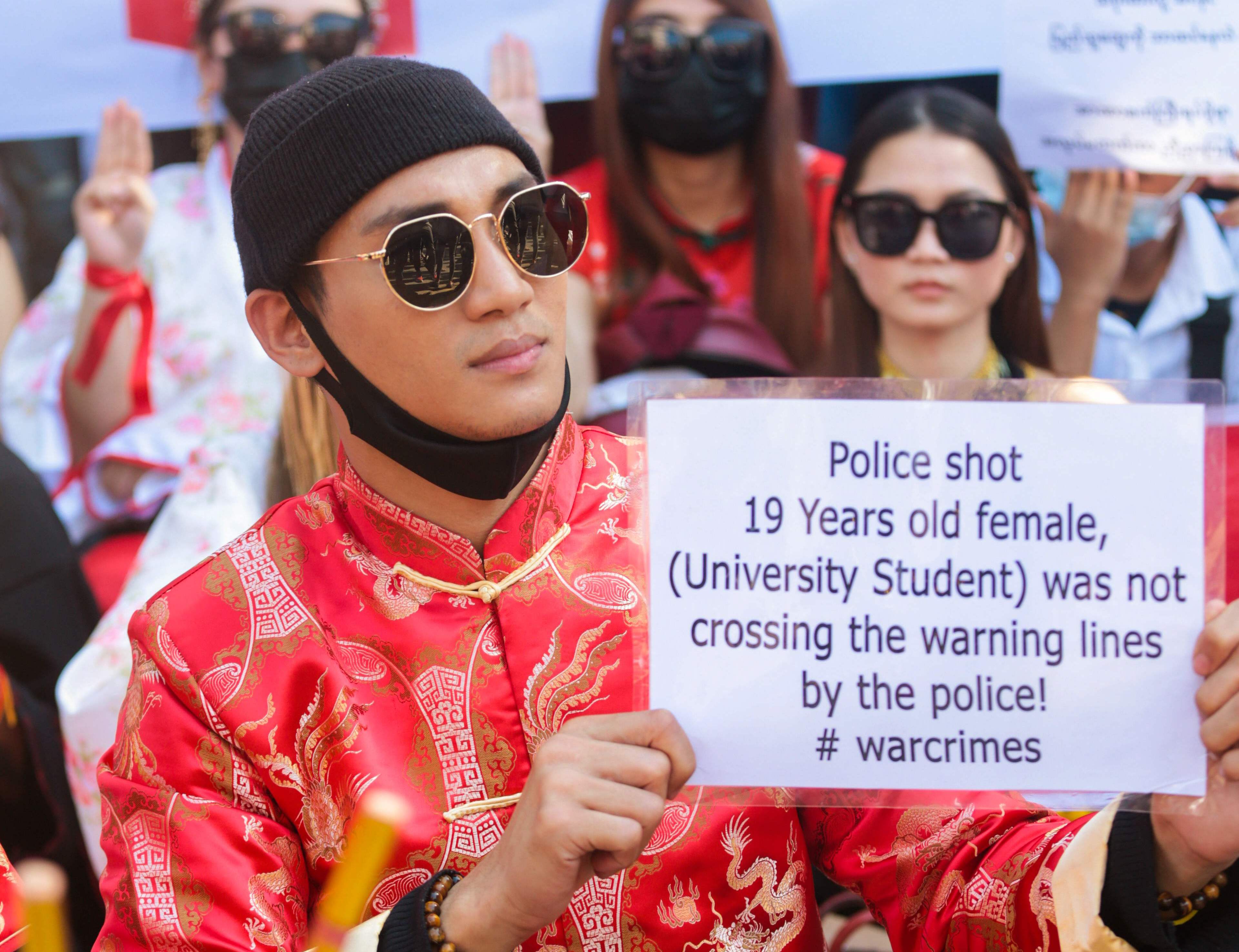 Aktor, model, dan penyanyi terkenal Paing Takhon turut berunjuk rasa anti-kudeta militer. Kini Takhon ditangkap rezim milliter Myanmar. 